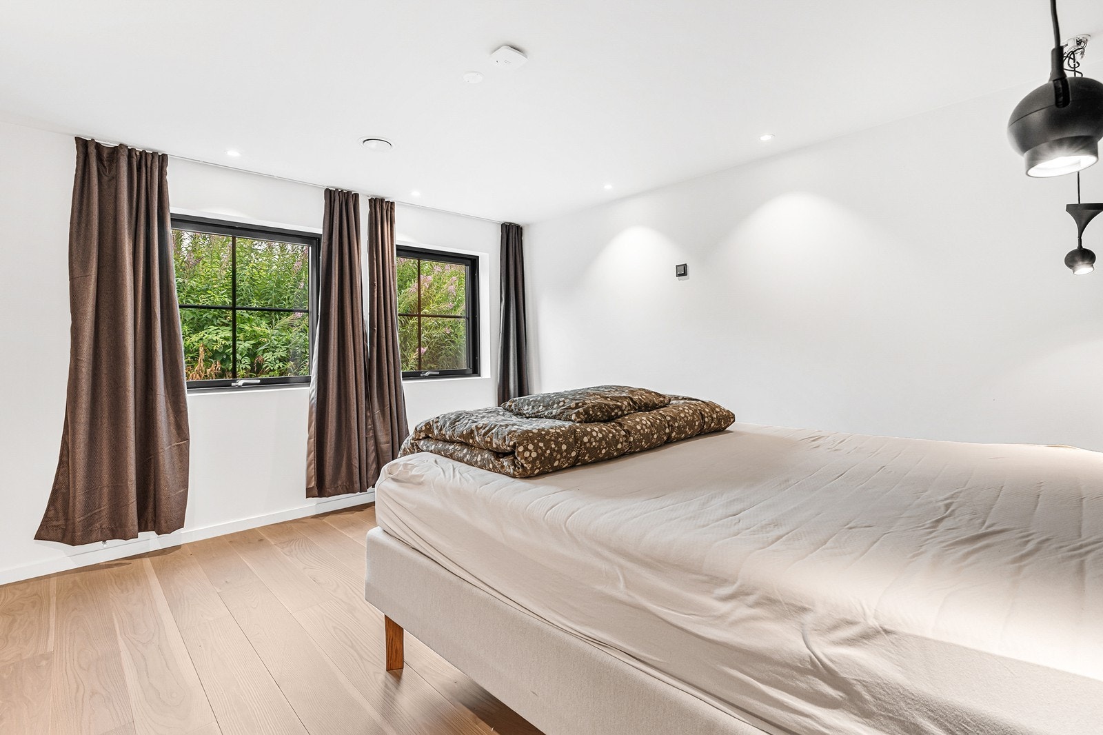 Det er god plass til å innrede med stor seng, nattbord og annet ønsket møblement på soverommene. Galleribilde