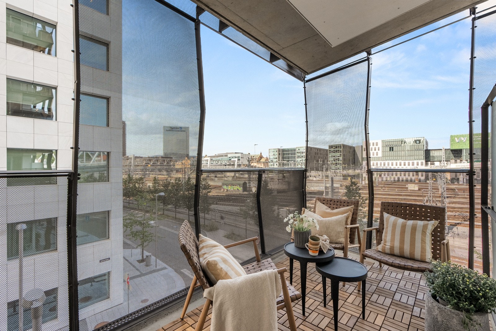 Fra både stuen og hovedsoverommet er det utgang til en herlig balkong som strekker seg rundt flere hjørner av leiligheten. Galleribilde