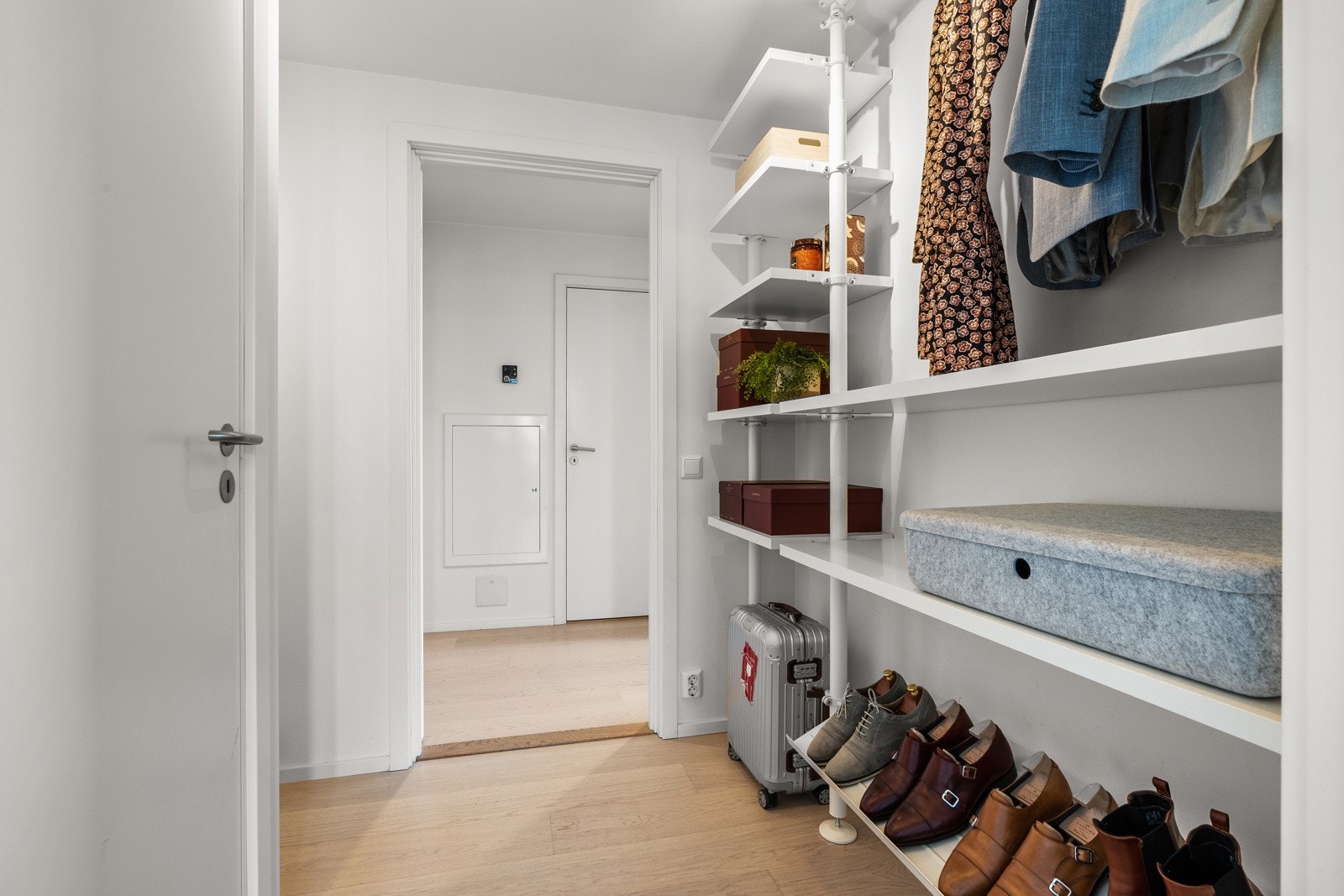 Fra soverommet er det direkte adgang til en romslig walk-in garderobe med fleksible løsninger for oppbevaring. Galleribilde