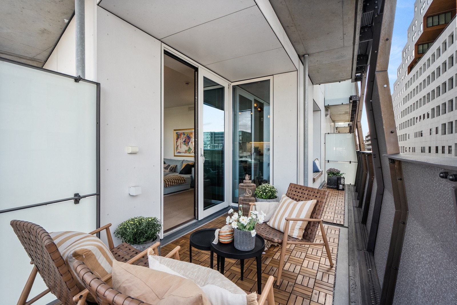 Balkongen er på hele 27m² og har god plass til utemøblement, grill, beplantning og lignende. Galleribilde