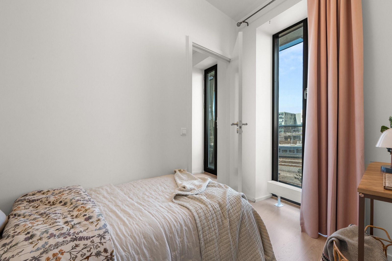 Med to soverom egner det ene seg ypperlig for gjesteværelse eller hjemmekontor. Galleribilde