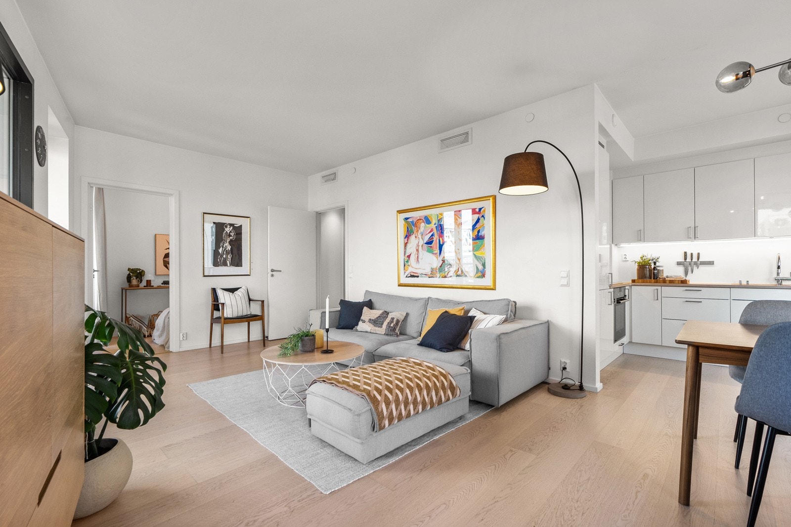 Stuen byr på gode møbleringsmuligheter, med plass til sofagruppe, tv-seksjon og spisebord. Galleribilde