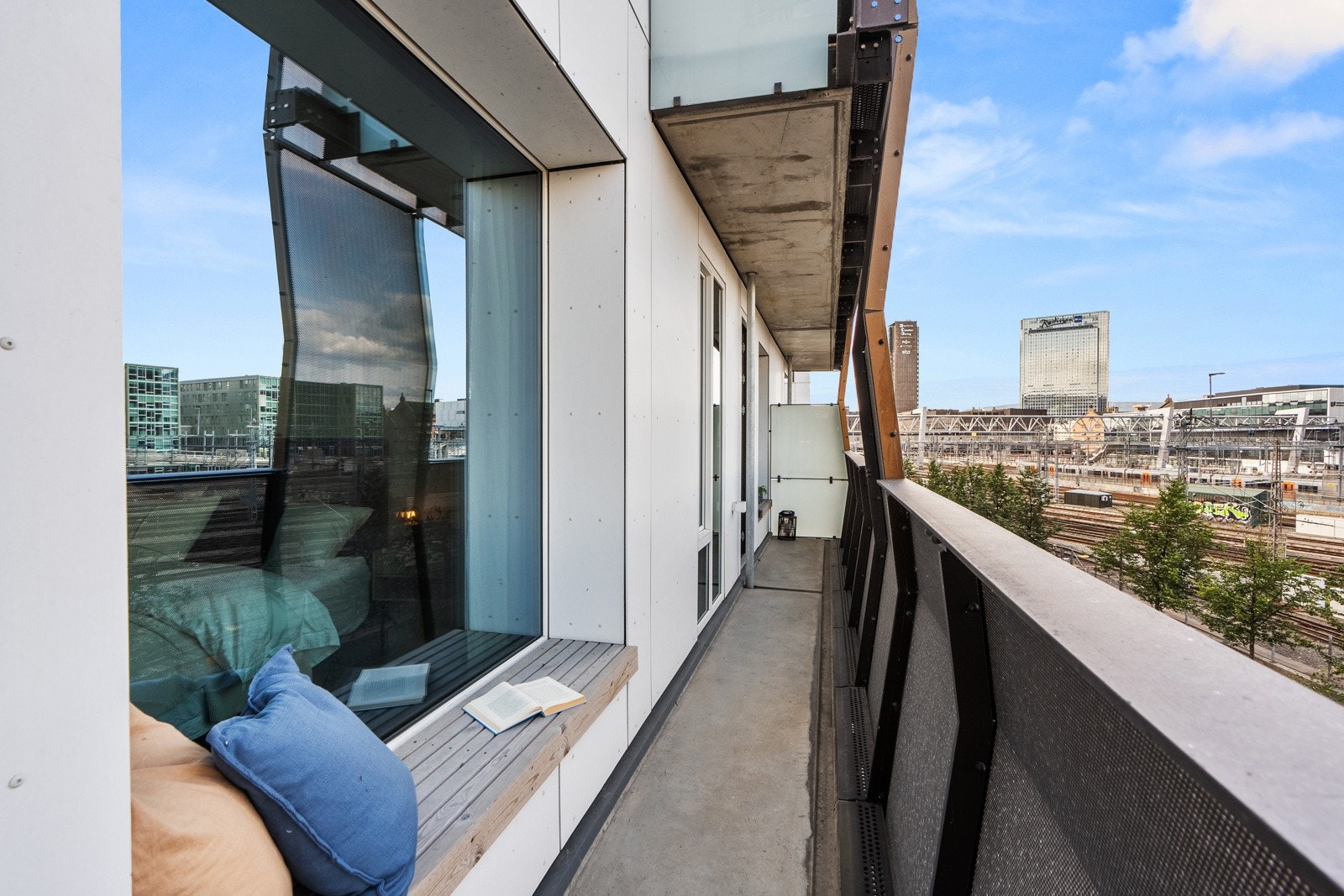 Balkongen er store deler overbygd, vendt mot nordøst og fungerer som en naturlig forlengelse på stuerommet på sommerstid. Galleribilde