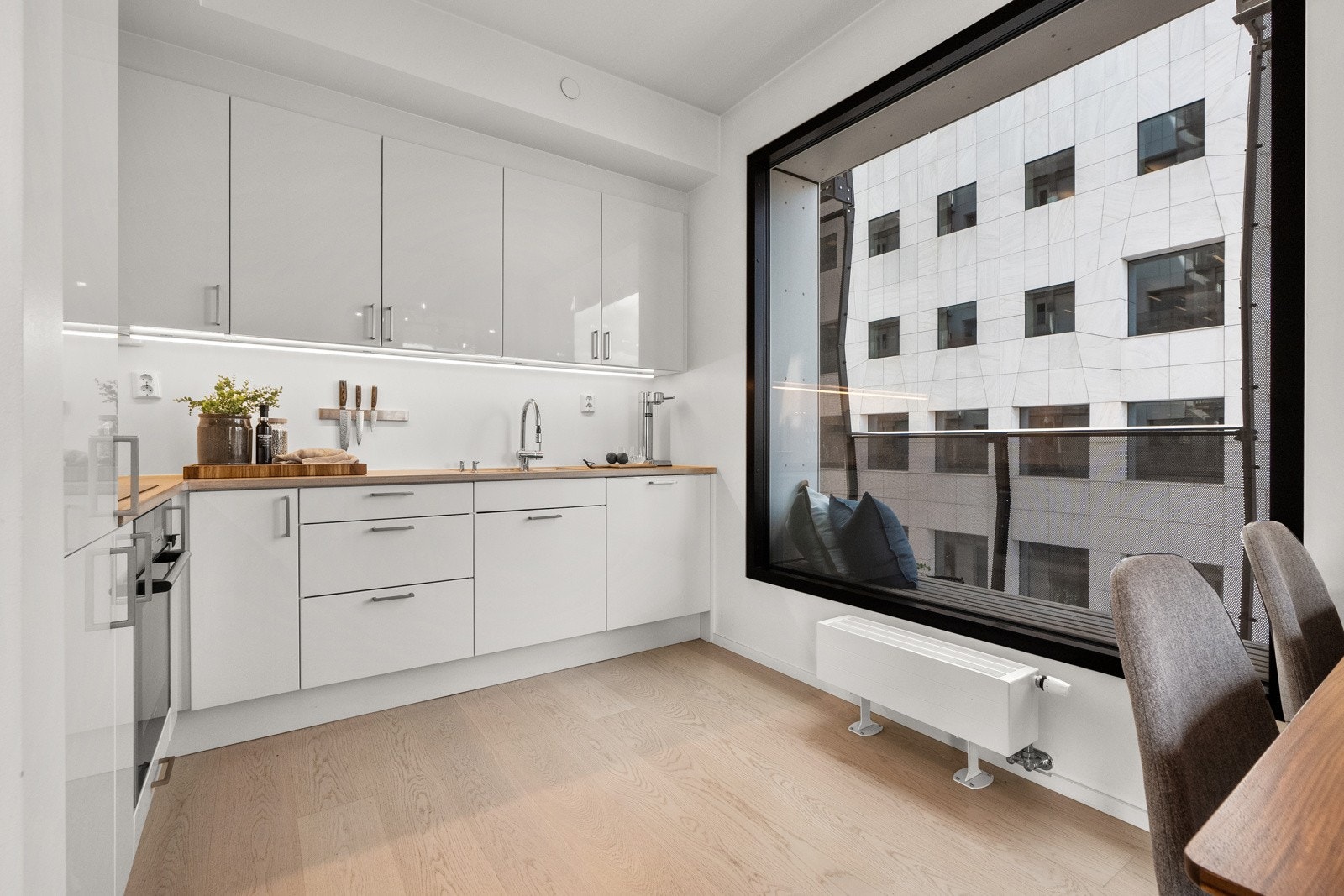 Integrerte hvitevarer bestående av stekeovn, platetopp, oppvaskmaskin og kjøleskap med fryser følger med. Galleribilde