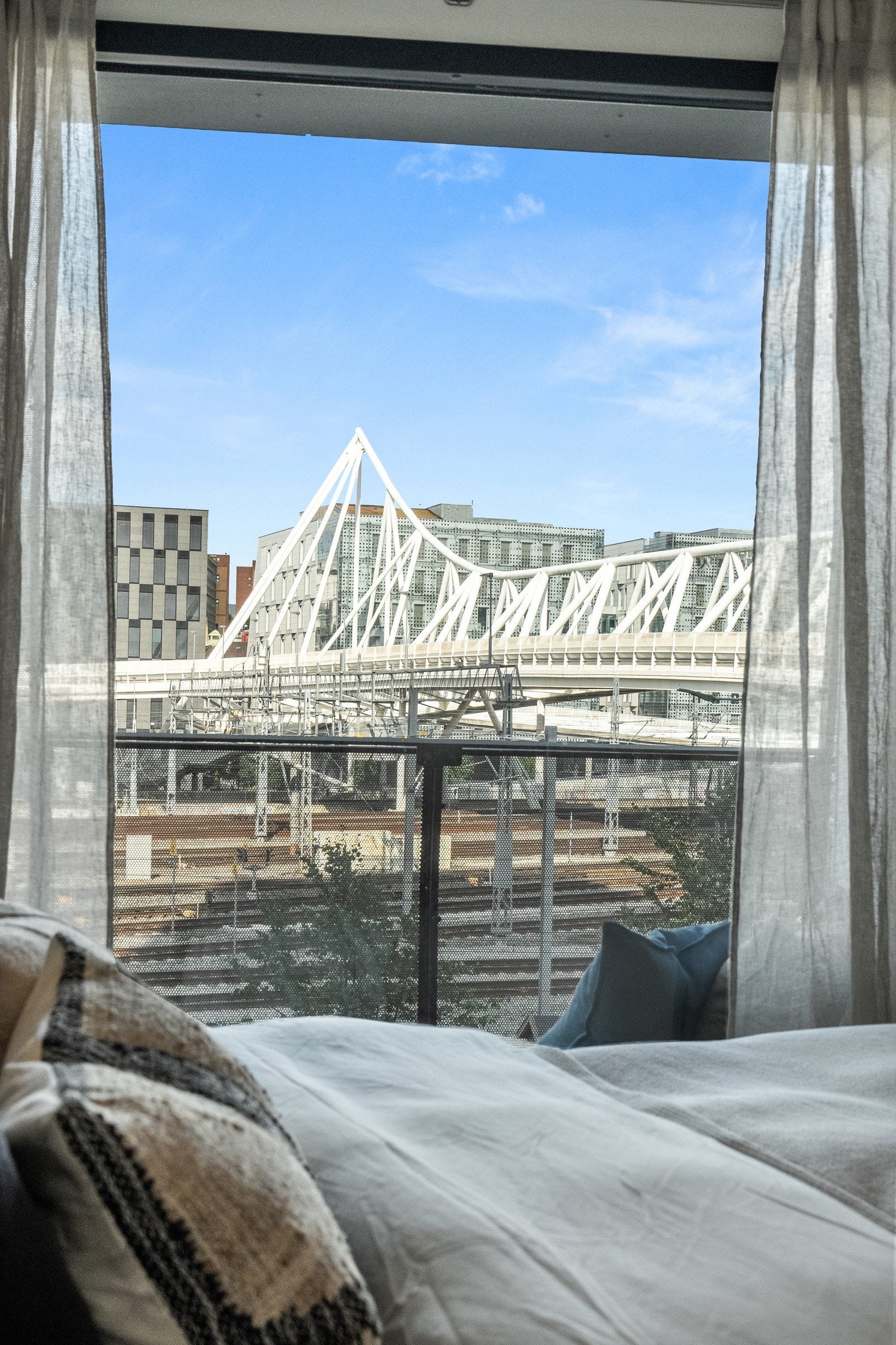 Hovedsoverommet har store vindusflater fra flere kanter gir rikelig med naturlig lys og gode muligheter for lufting. Galleribilde