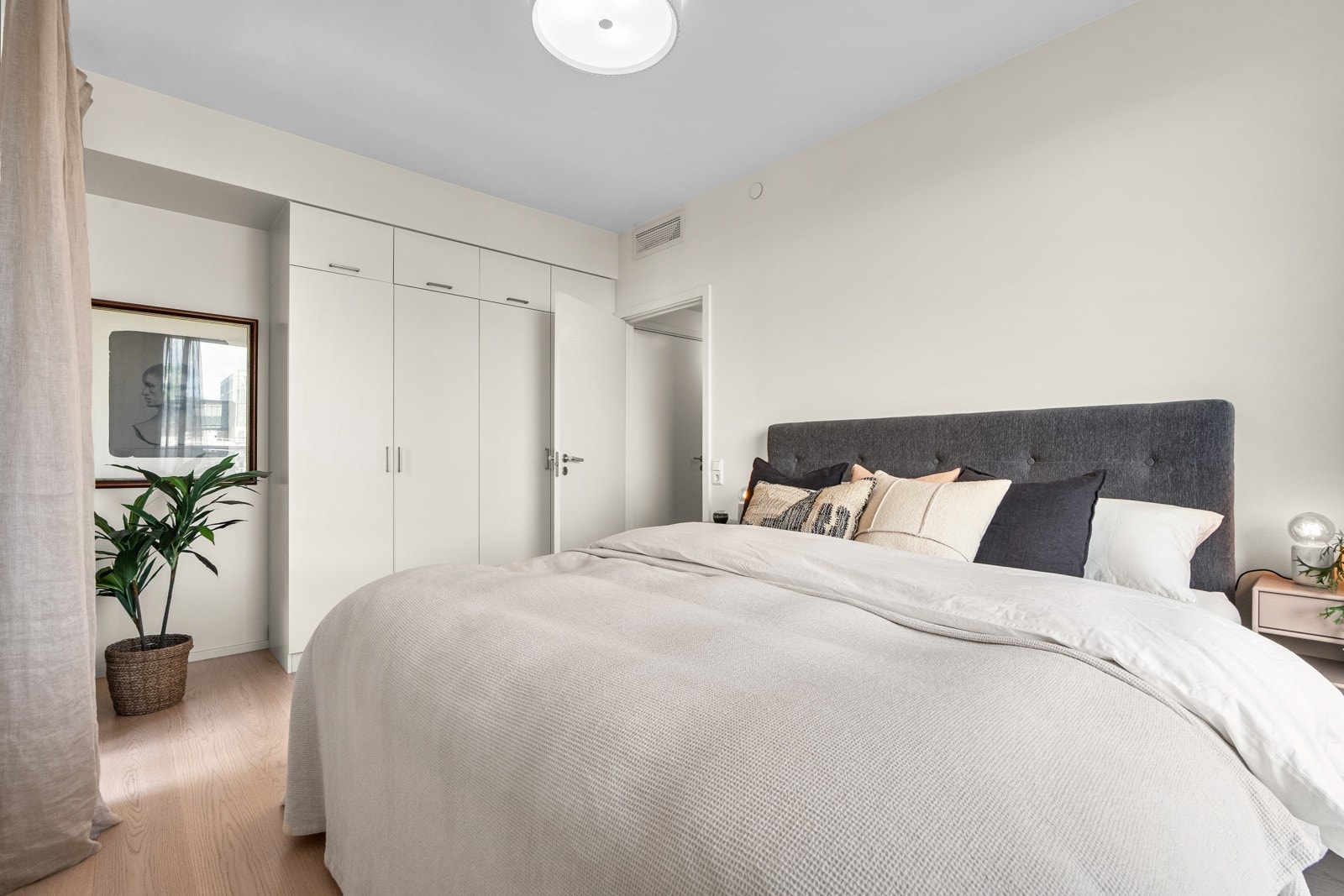 Rommet er av god størrelse med plass til dobbeltseng, nattbord og annet møblement. Galleribilde