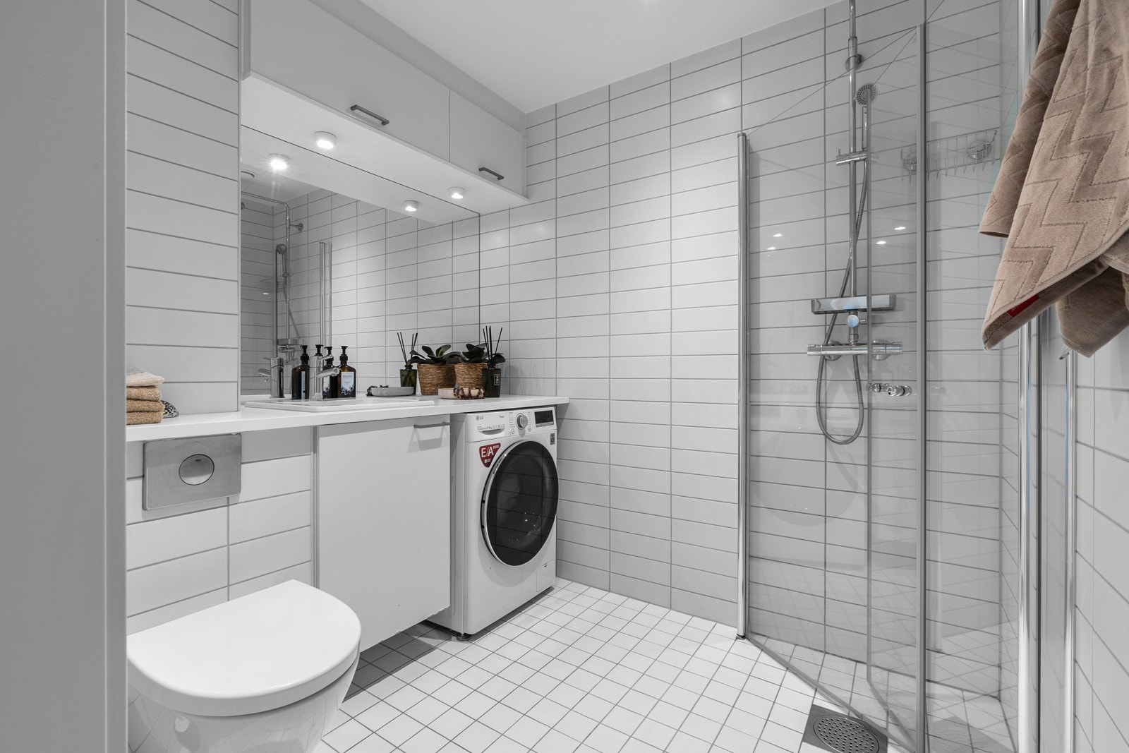 Pent og flislagt baderom med gulvvarme. Galleribilde