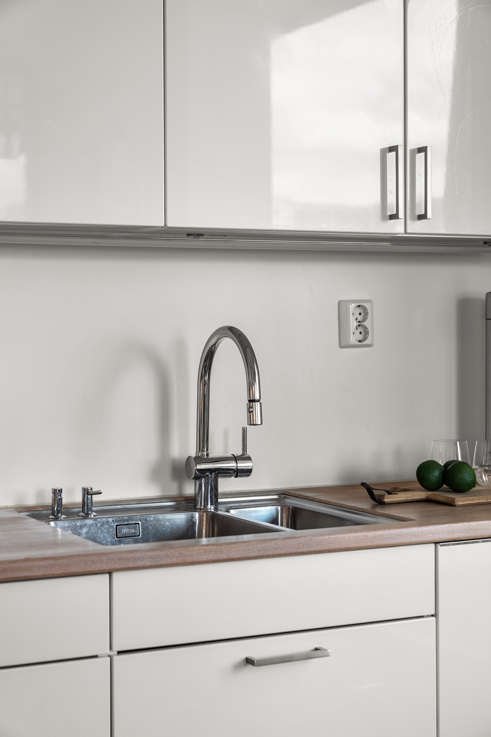 Det er montert komfyrvakt og automatisk vannstopper med fuktsensor. Galleribilde