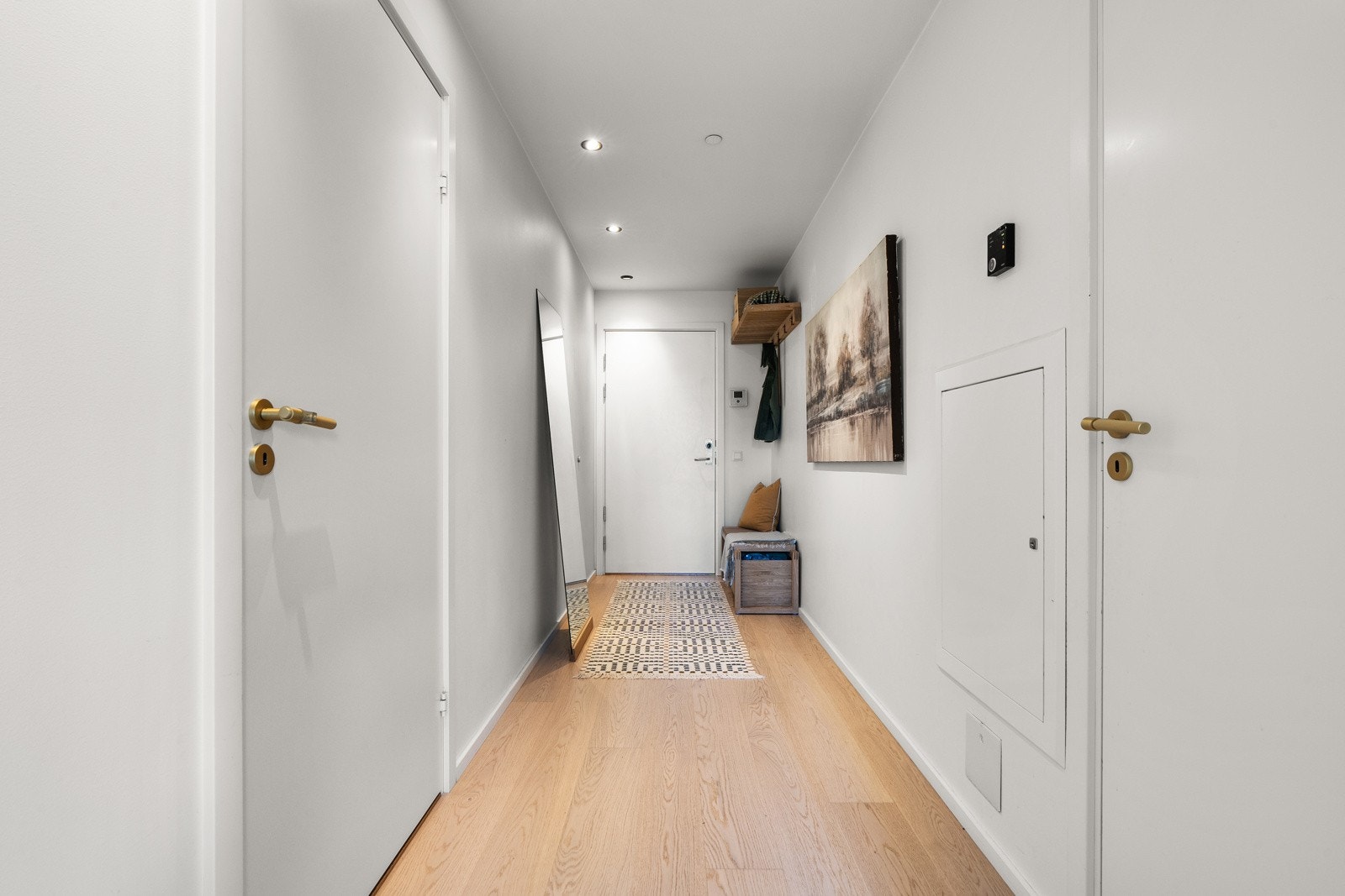 Lys og romslig entré gir et godt førsteinntrykk av leiligheten. Galleribilde