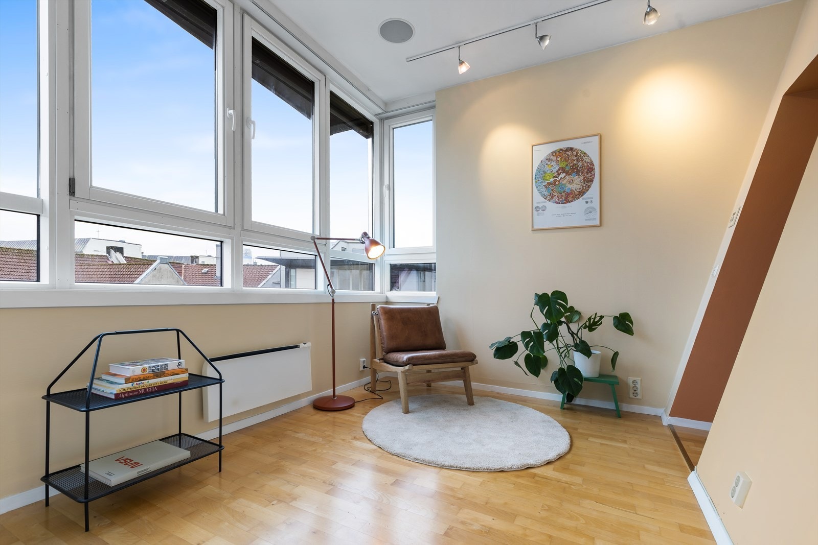 Det er store vestvendte vindusflater som gir rikelig med naturlig lys og en god atmosfære. Galleribilde