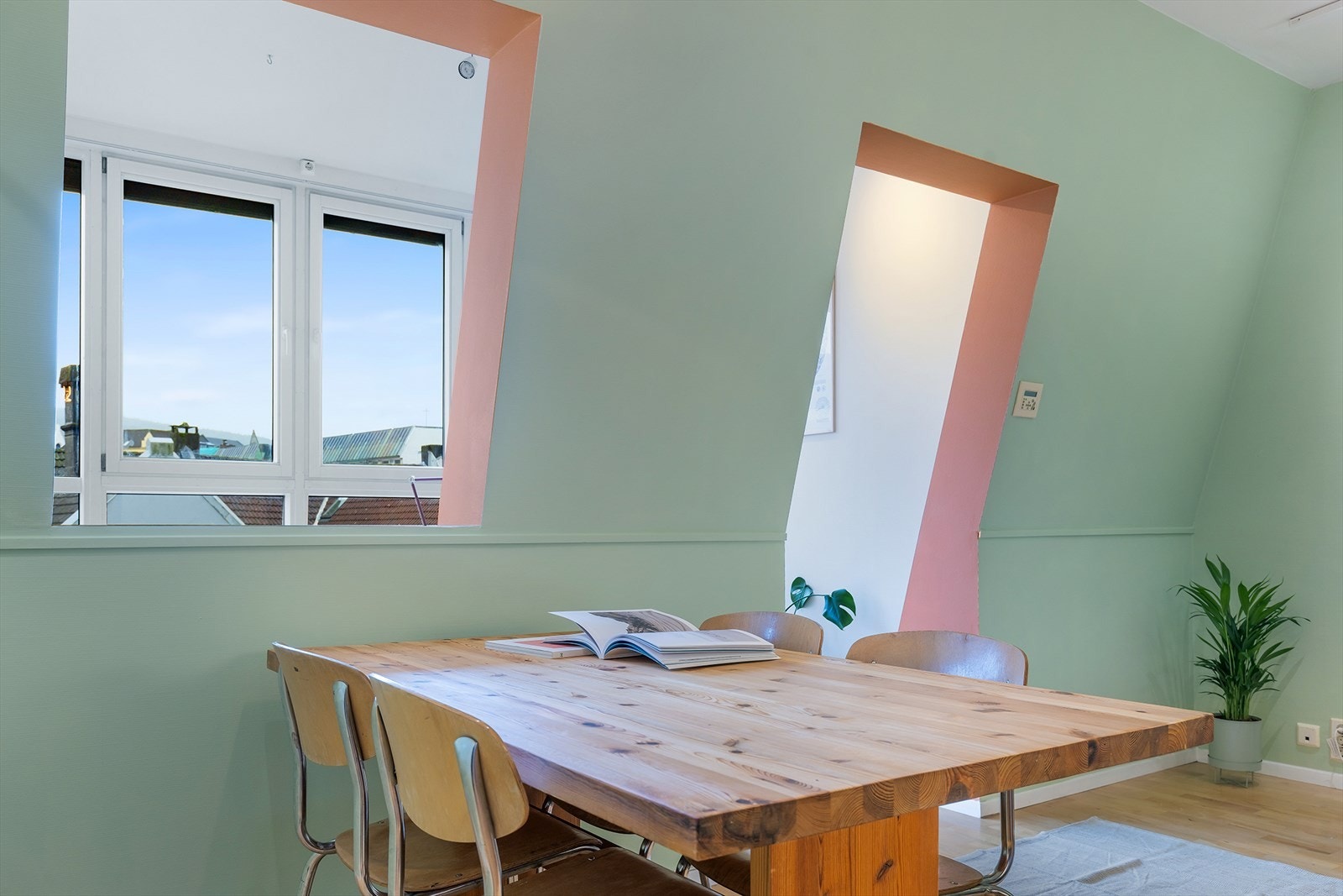 Det er montert lydsystem med integrerte høyttalere fra Bower & Wilkins i vegger og tak på soverom, bad, stue (4 stk.) og kjøkken (2 stk.). Galleribilde