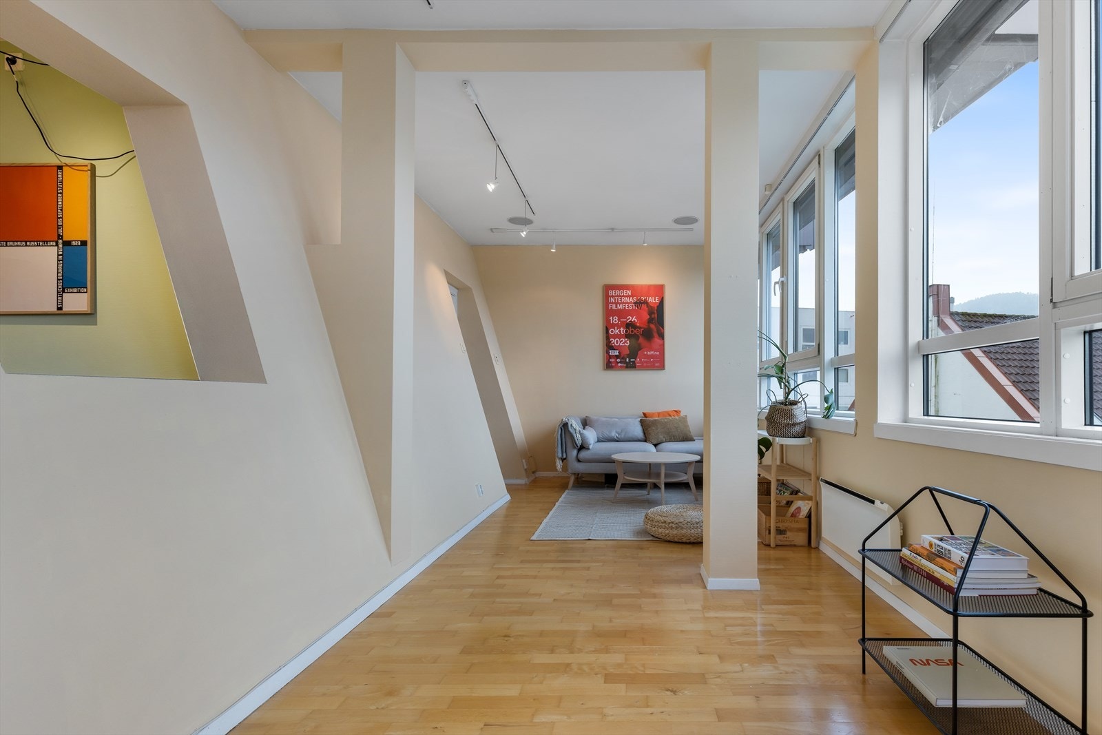 Planløsningen i leiligheten er svært unik, med naturlig soner - samtidig som det åpner for sosiale sammenkomster. Galleribilde