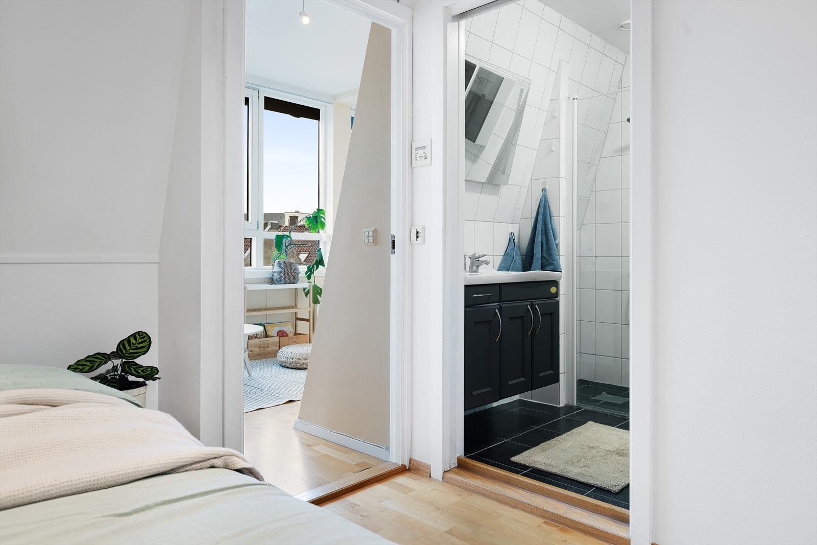 Fra soverommet har du direkte adgang til baderommet. Galleribilde