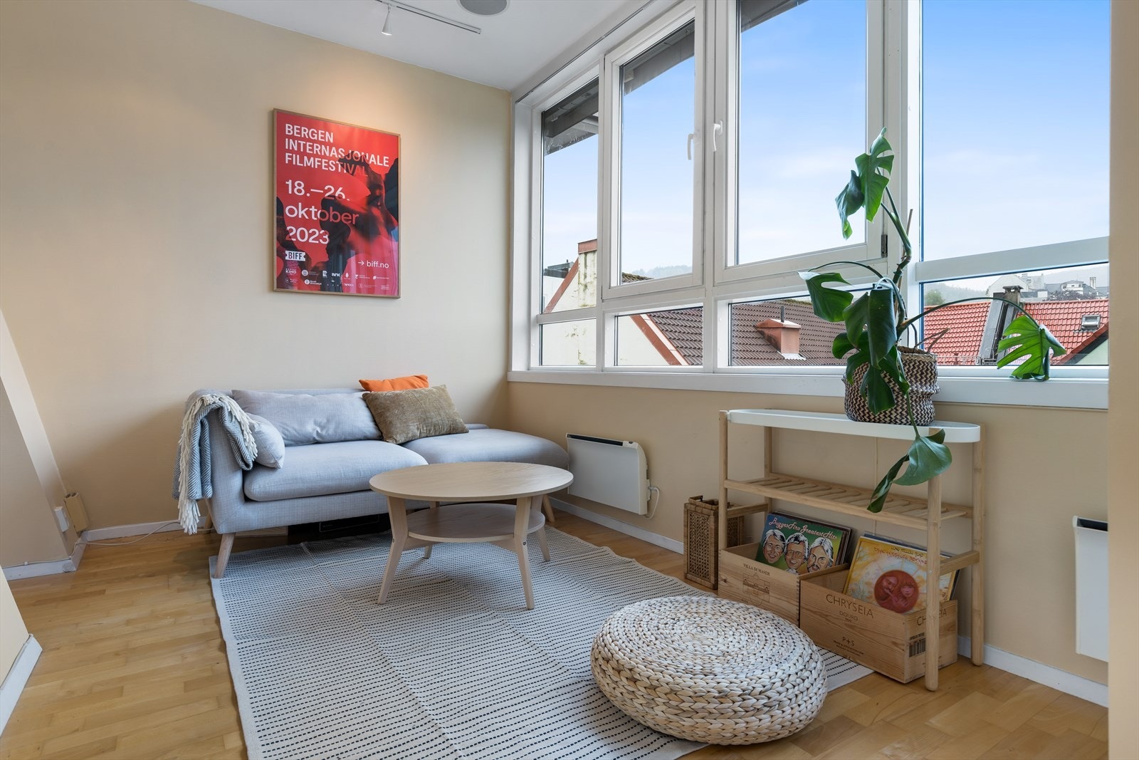 Utsikten fra stuen gir deg et fint blikk mot fjellene og nærområdet. Galleribilde