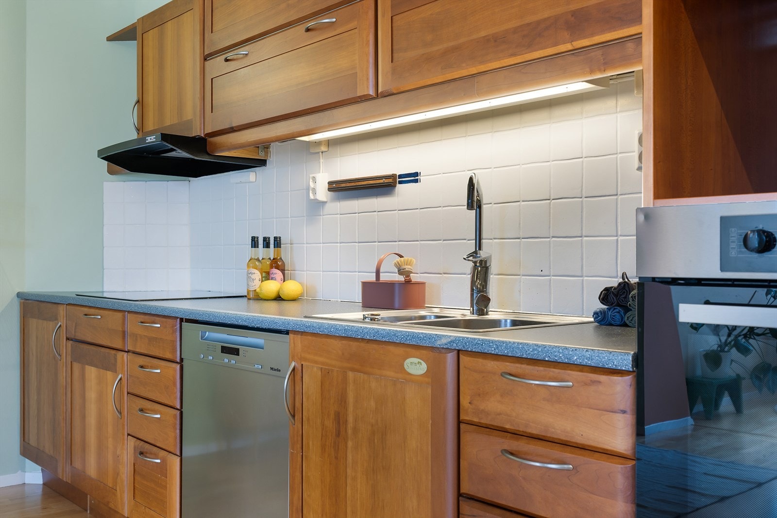 Kjøleskap og vaskemaskin medfølger i handelen - ytterligere møbler kan kjøpes utenom. Galleribilde