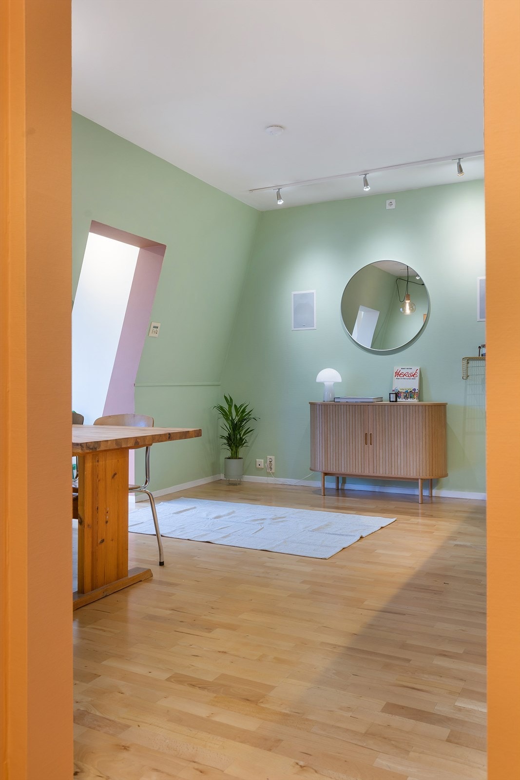 Videre kommer du inn til kjøkkenet som ble malt i 2025. Galleribilde