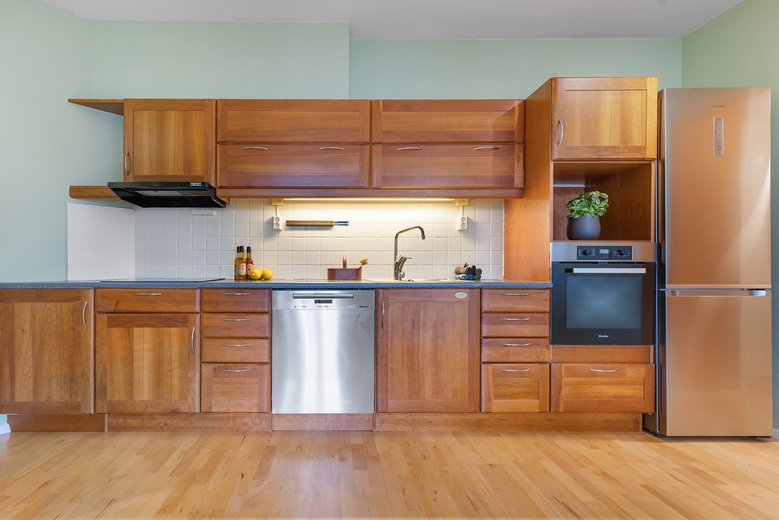 Det er god oppbevaringsplass og kjøkkenet er utstyrt med integrerte hvitevarer - praktisk og funksjonelt for en moderne hverdag. Galleribilde