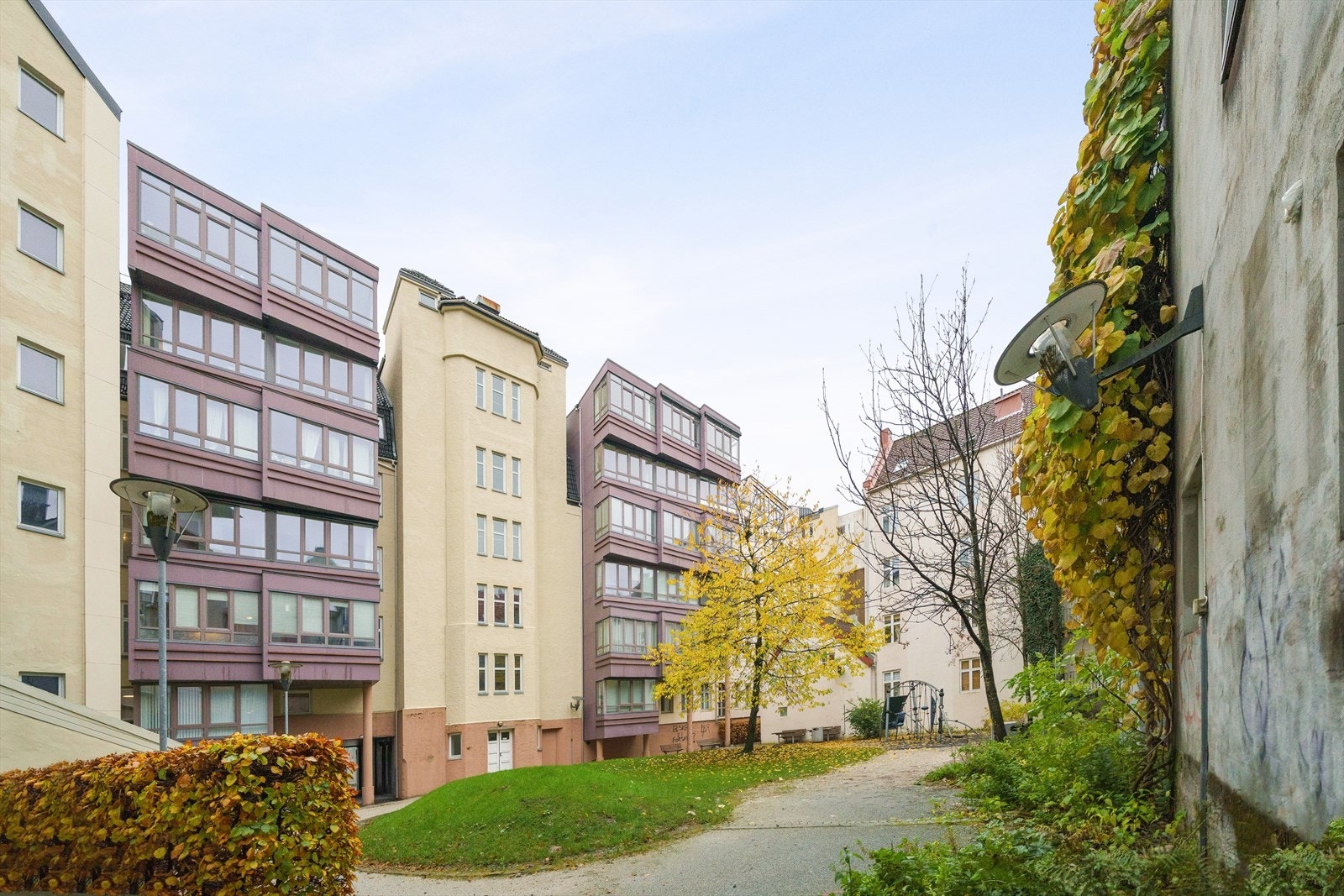 Leiligheten ligger i en rolig del av sentrum, noe tilbaketrukket fra byens mest hektiske gater. Galleribilde