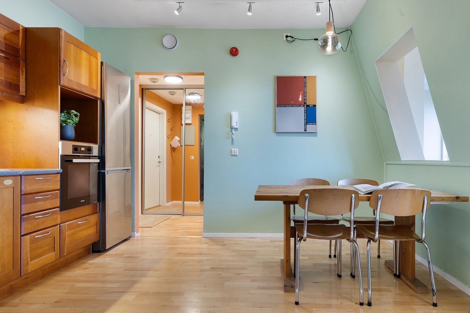 Leiligheten er utstyrt med dørtelefon med portåpner for enkel tilgang til gjester. Galleribilde