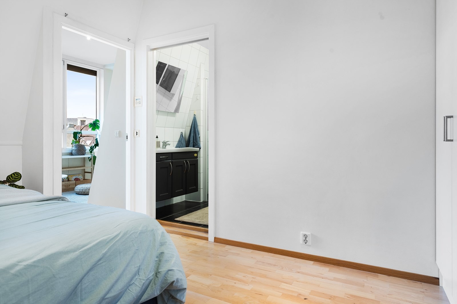 Det er lagt 3- stavs parkettgulv som er gjennomgående i hele leiligheten. Galleribilde