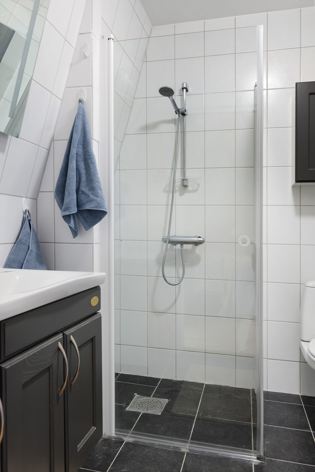 Baderommet har adkomst fra både gangen og soverommet, noe som gir en praktisk og fleksibel planløsning. Galleribilde