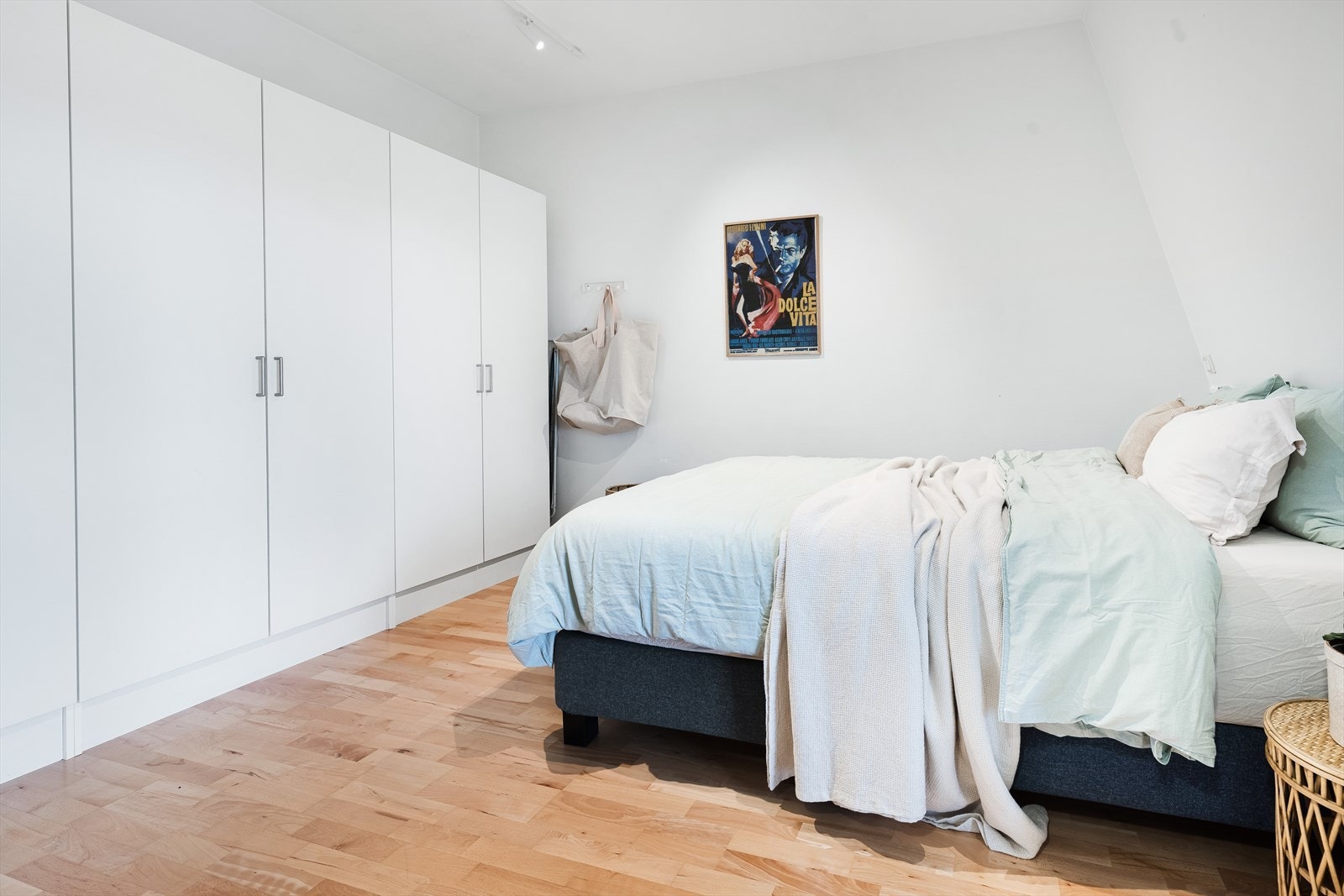 Det er montert et stort garderobeskap som gir svært god oppbevaringsplass, og det er også mulighet for å plassere en kommode for ekstra lagring. Galleribilde