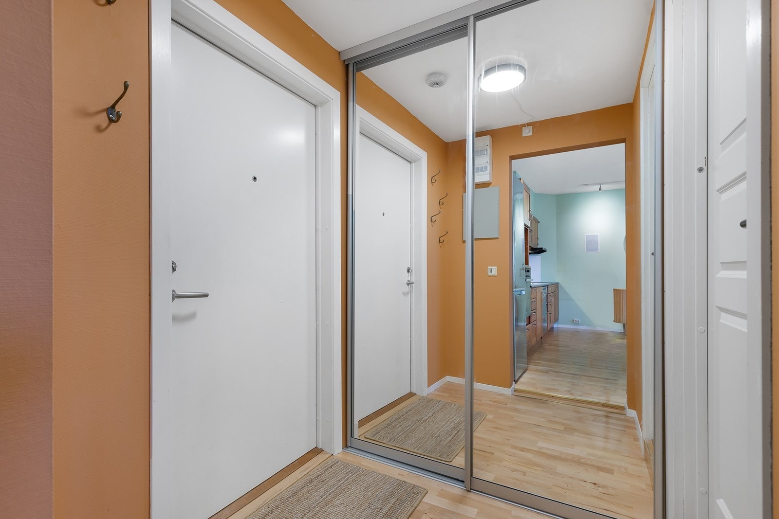 Velkommen inn! Det første som møter deg i entréen er en stor skyvedørsgarderobe med speilfronter - perfekt for oppbevaring av sko og yttertøy. Galleribilde