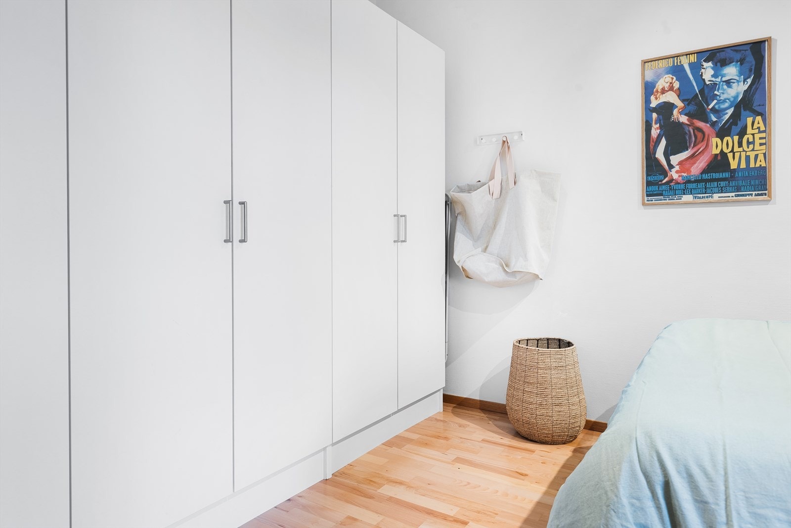 Garderobeskapet medfølger handelen. Galleribilde