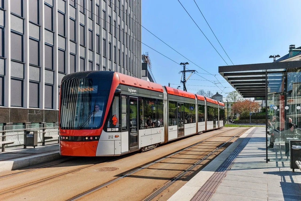 Det tar ca. 5 minutter å gå til nærmeste bybanestopp (Nygård) som tar deg til Sentrum eller retning mot Flesland. Galleribilde