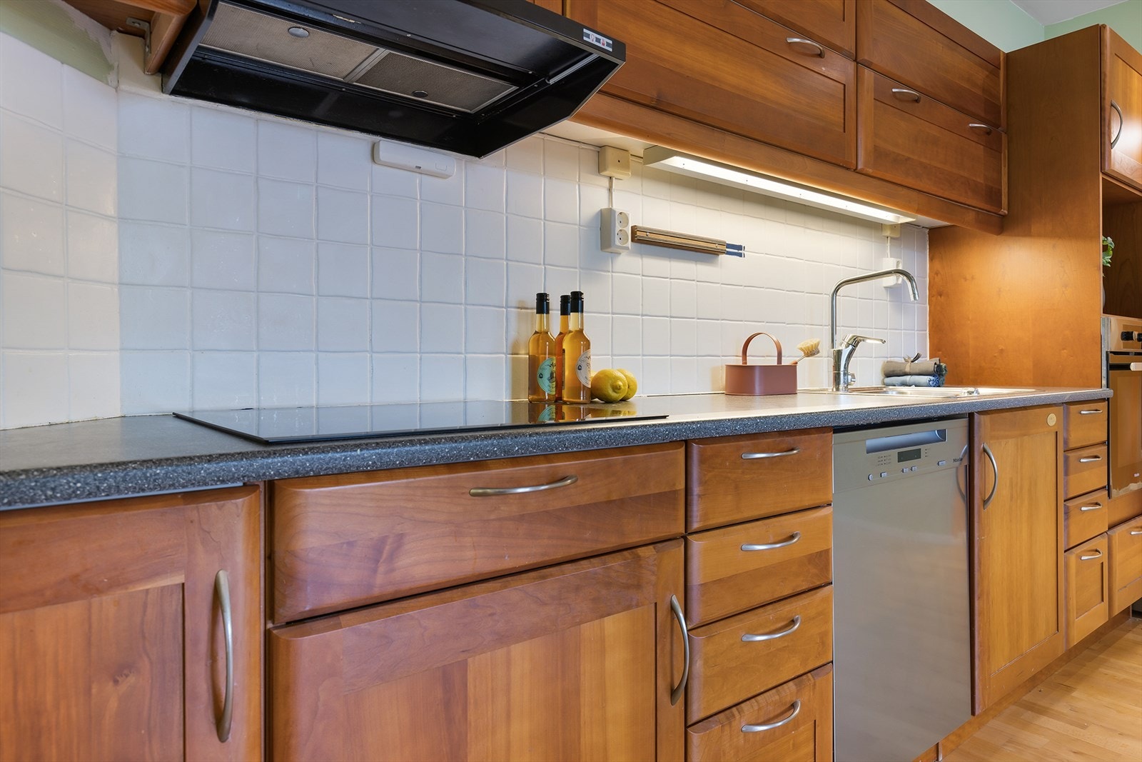 Kjøkkenet har innredning fra Sivesind med klassiske, profilerte fronter og laminert benkeplate. Galleribilde