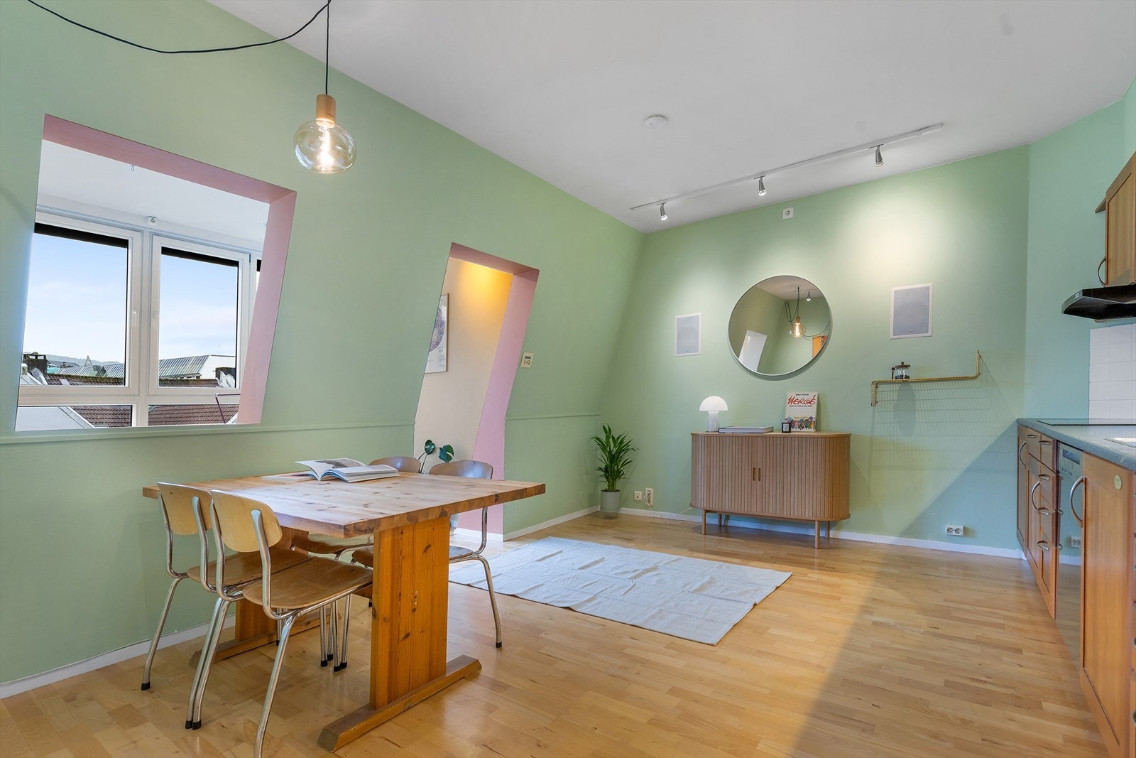 Kjøkkenet er romslig med sine ca. 17,2 m² og gir gode møbleringsmuligheter til spisegruppe og diverse møblement. Galleribilde