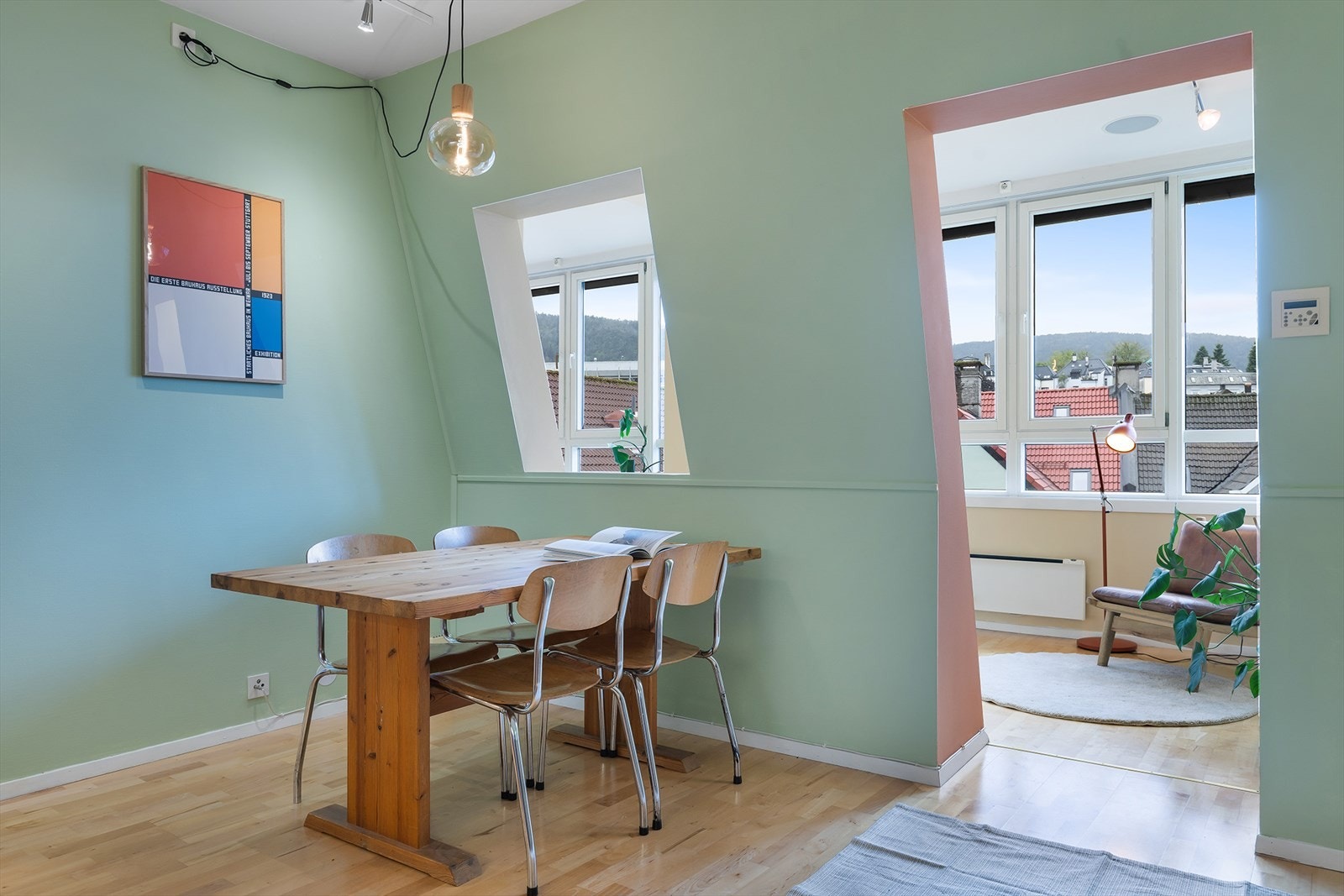 Legg merke til det åpne vinduet mellom stue og kjøkkenet. Galleribilde