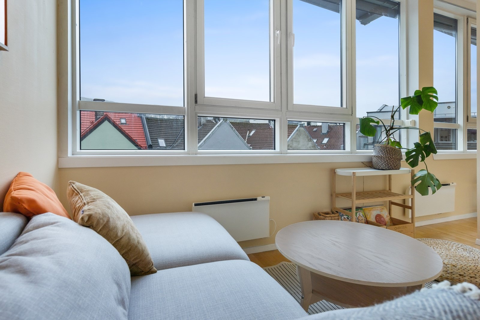 Solen kommer inn i leiligheten rundt lunsjtider og blir værende utover ettermiddagen og kvelden. Galleribilde