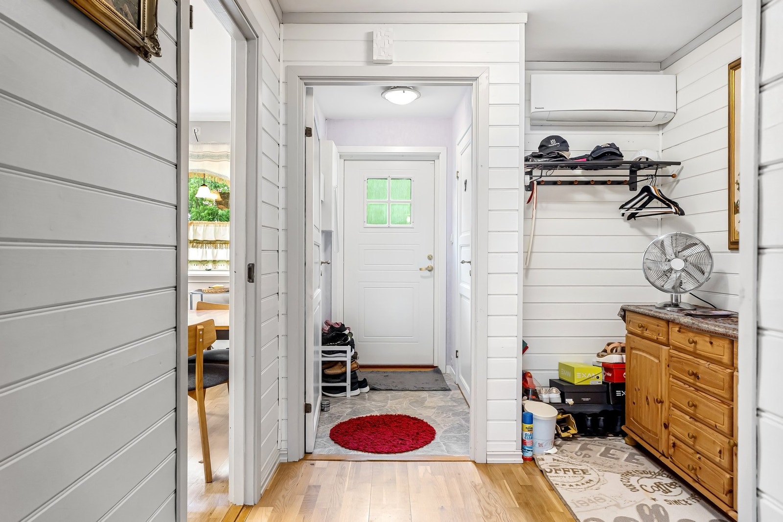 Inngangsparti / gang. Legg merke til varmepumpen Galleribilde