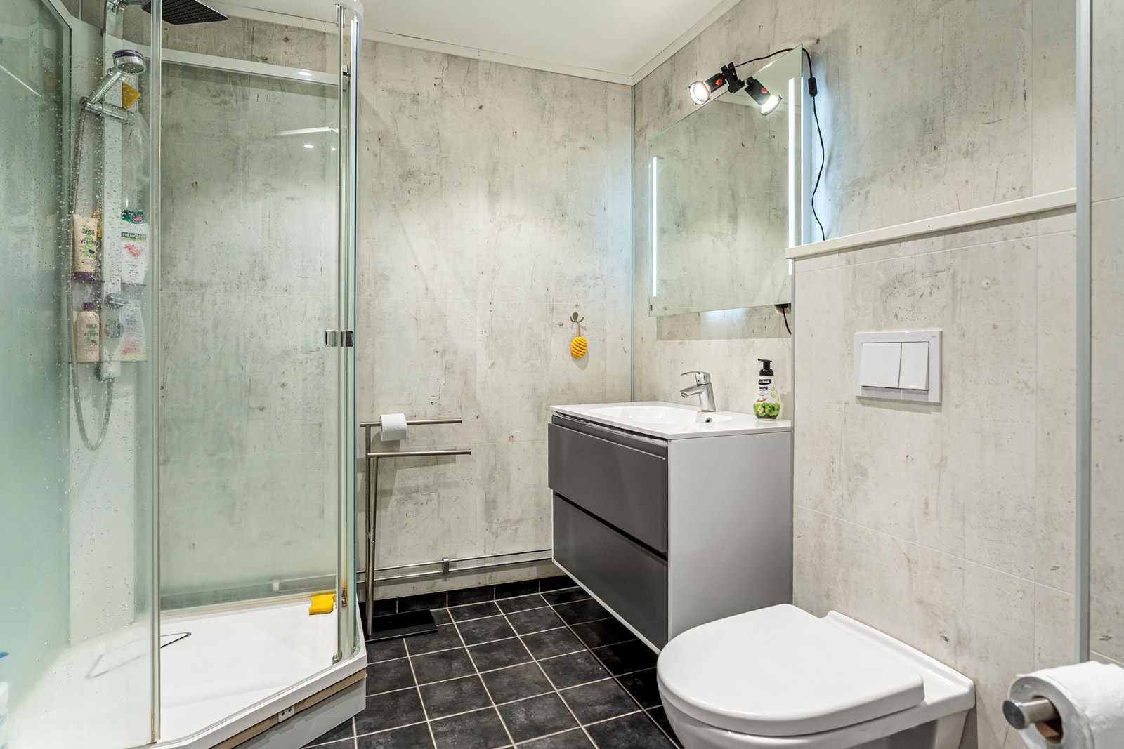 Pent oppgradert bad innredet med dusjkabinet, servant og vegghengt WC Galleribilde