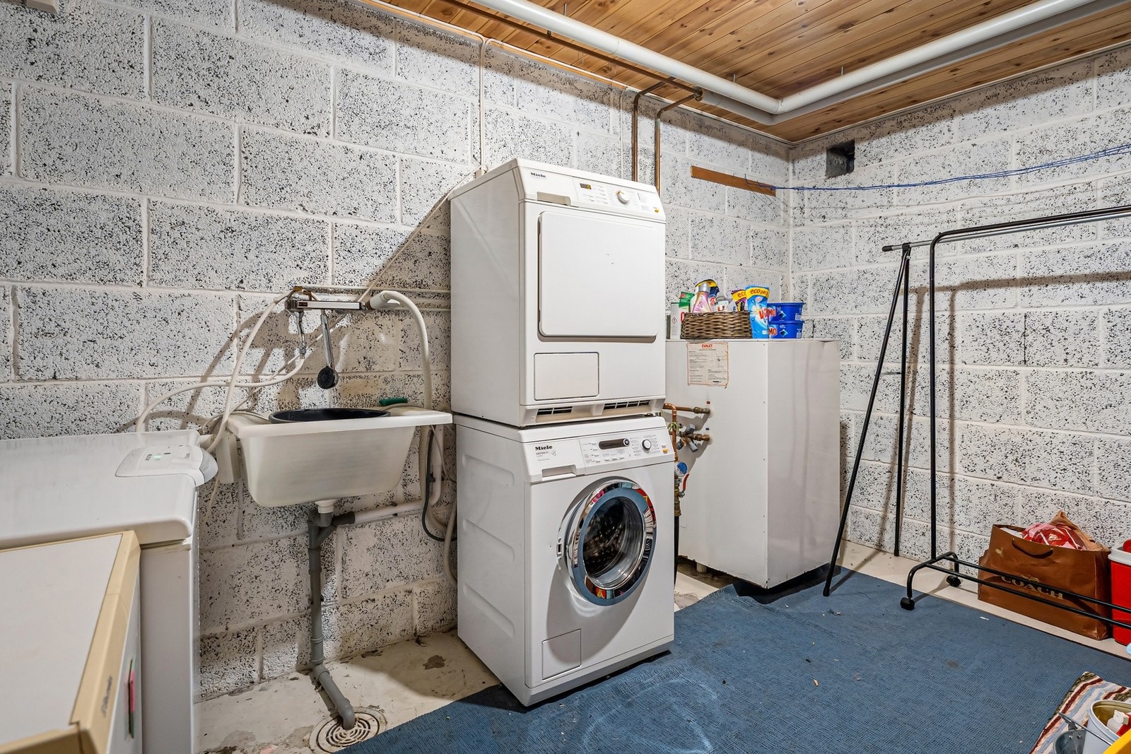 Oppsett til vaskemaskin og tørketrommel i kjeller Galleribilde