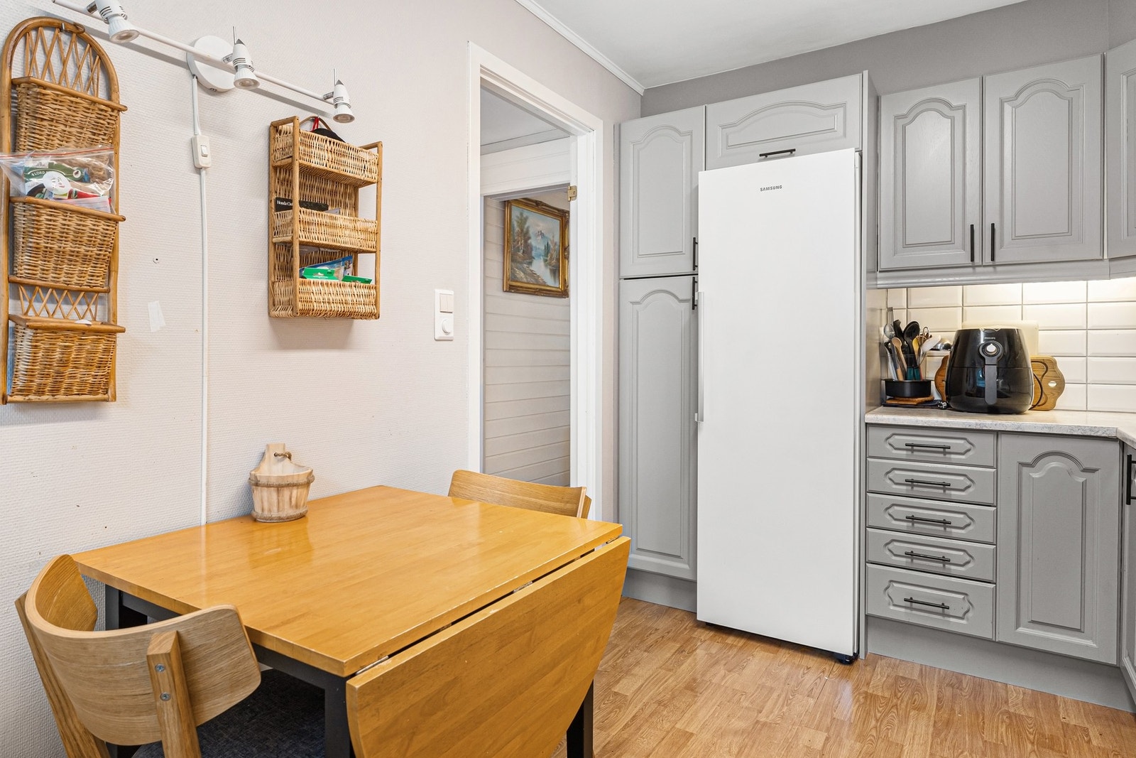 Kjøkkenet har godt med skap og benkplass Galleribilde