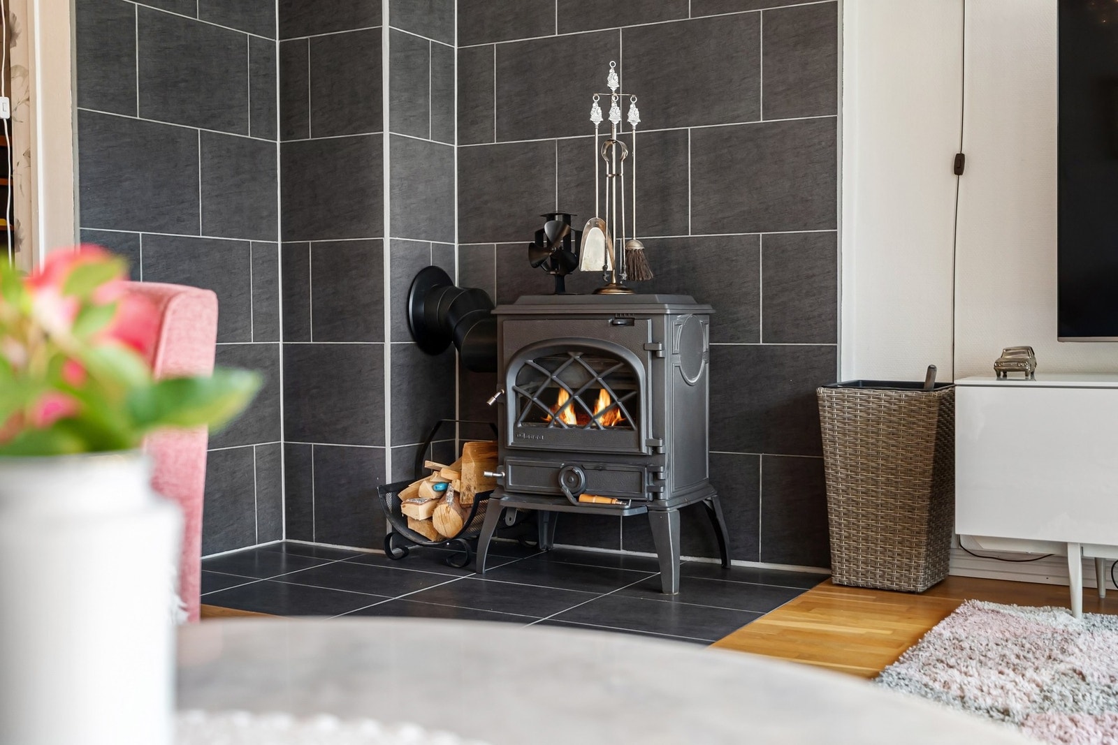 Vedovn som varmer godt på en kald vinterdag Galleribilde