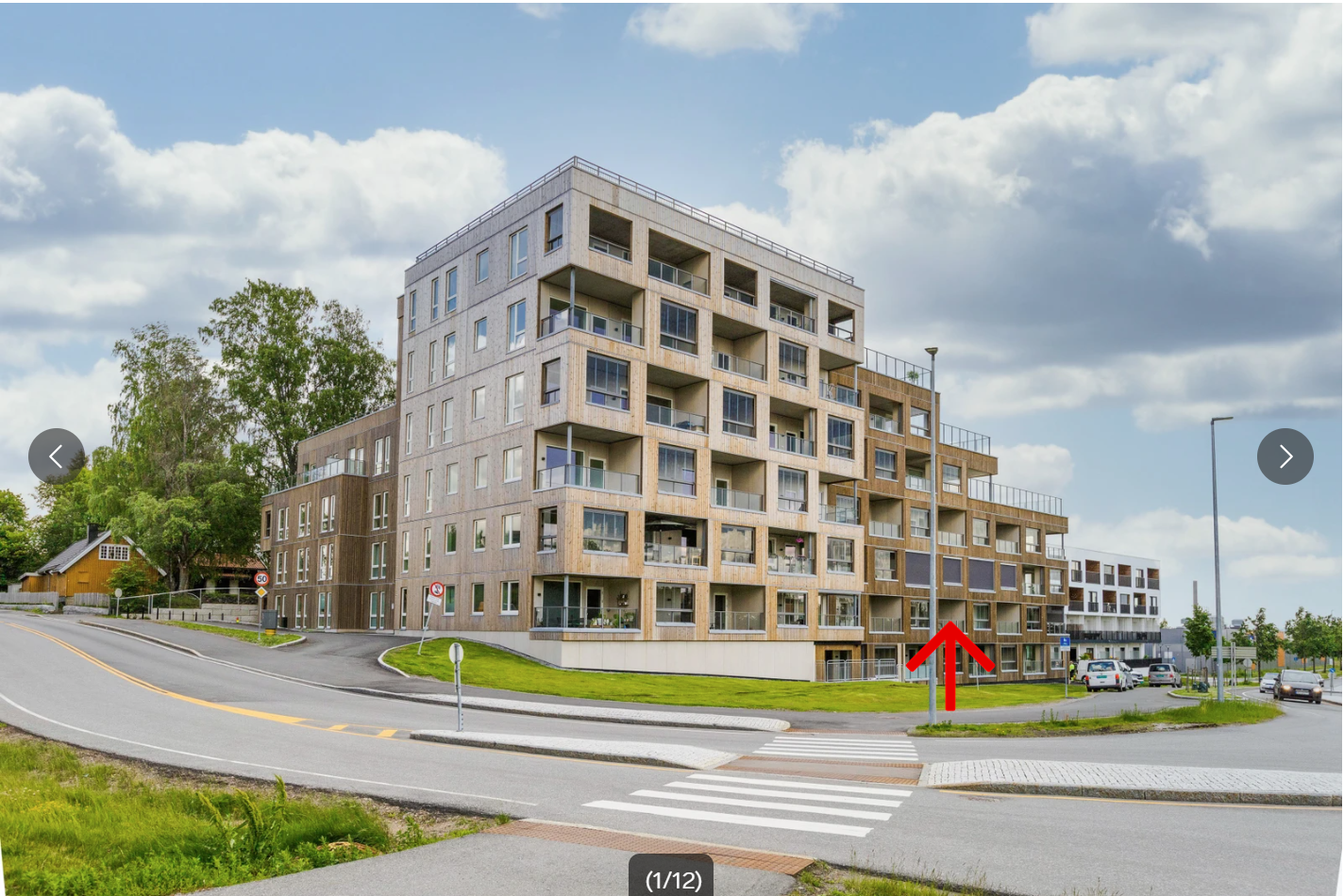 Det er god terrasse ved inngangspartiet hvor man kan nyte formiddagssolen - mot vest er det både delvis innglasset balkong og balkong. Galleribilde