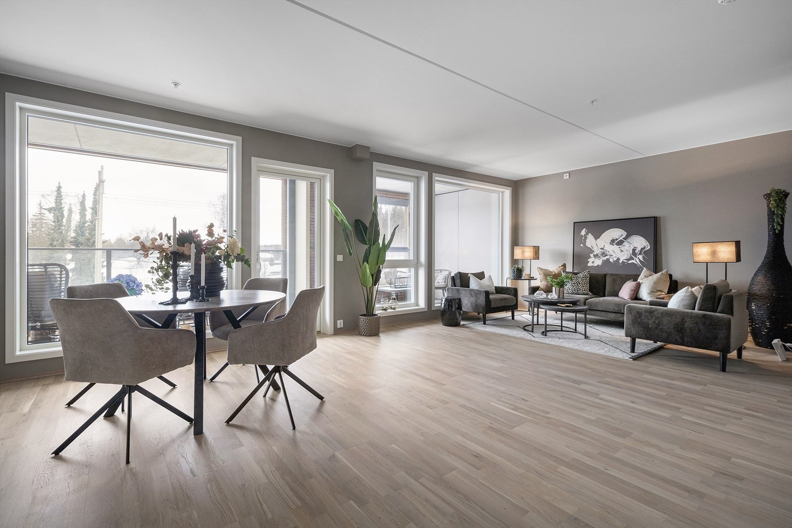 Velkommen til Lønnegaarden Terrasse. Leiligheten ligger i et nylig oppført og moderne leilighetsbygg - Har får man stor stue, godt med plass og utgang til stor balkong som er delvis innglasset. Galleribilde