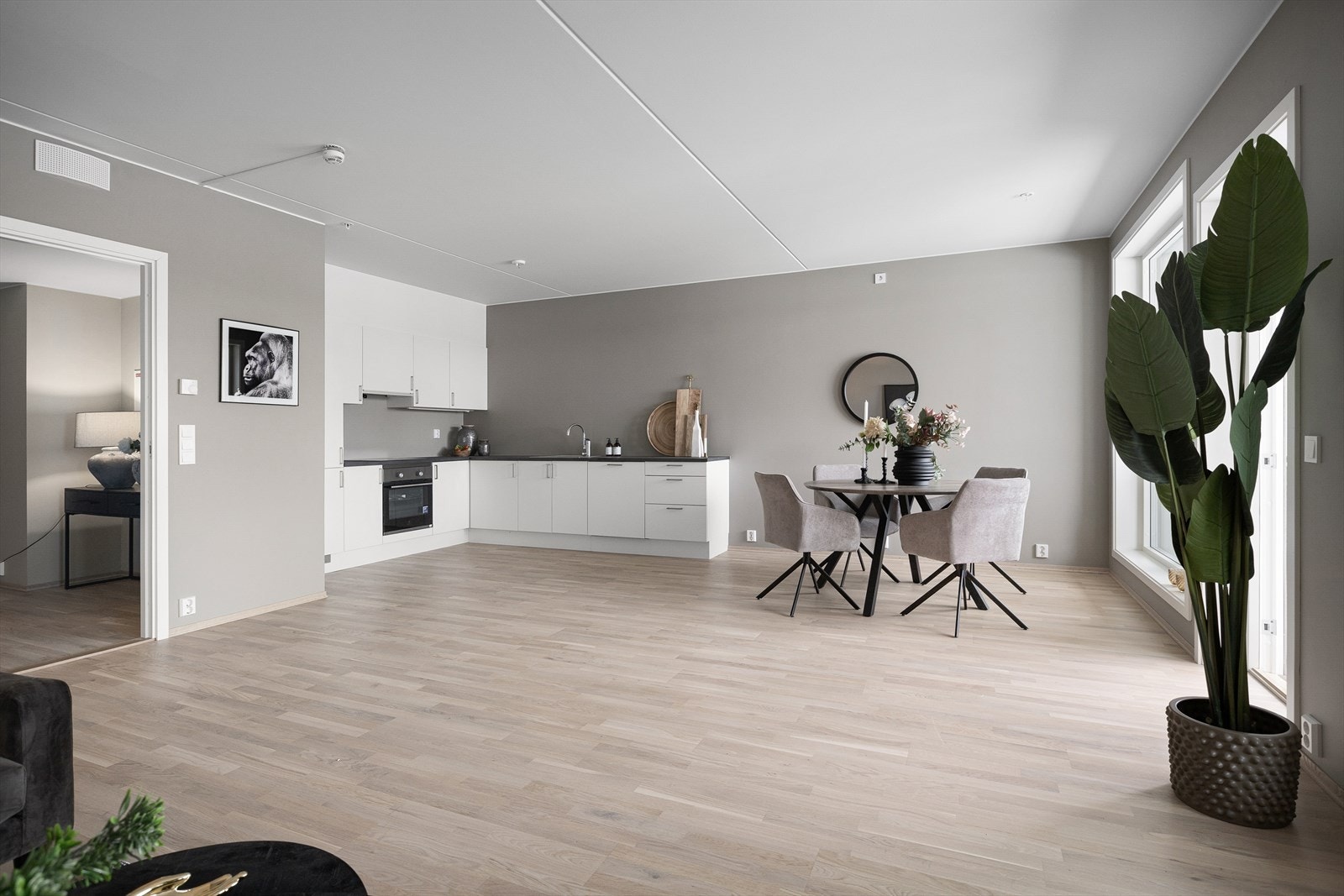 Bildet er tatt i 105. Leiligheten har stor balkong, samt delvis innglasset balkong, og i tillegg får du tilgang til en nydelig felles takterrasse. Bilde fra annen tilnærmet lik leilighet - bildet gir en generell idé om stilen og kvaliten. Galleribilde