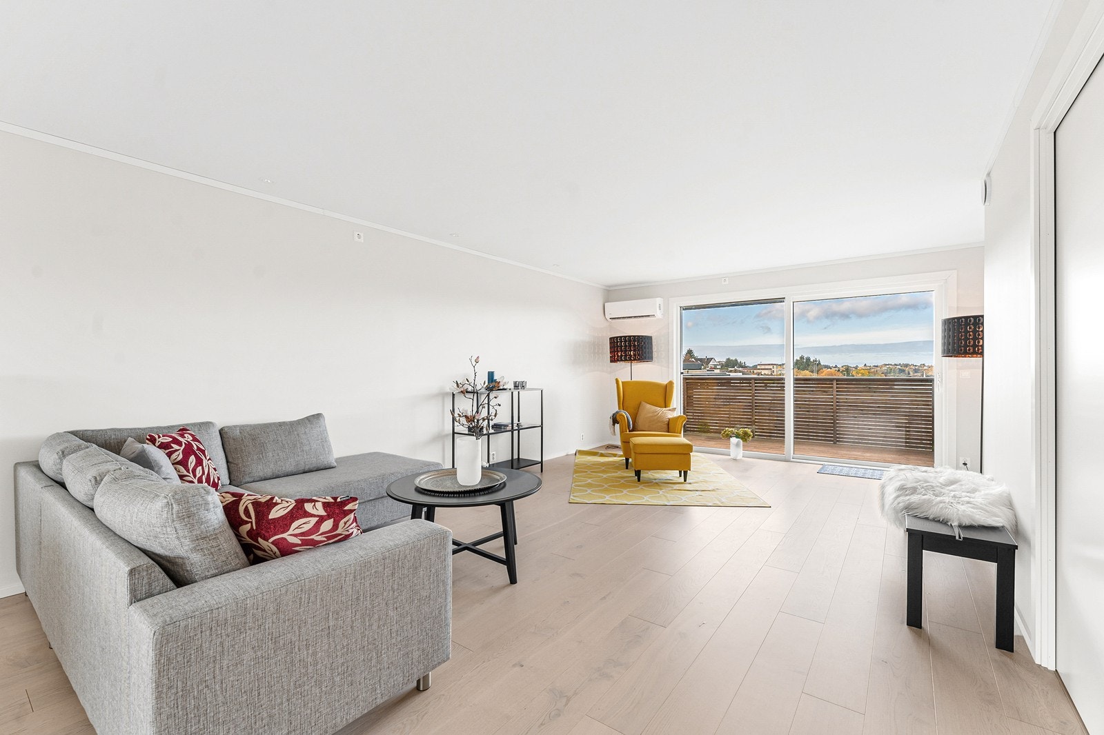 Lys og pen stue med gode kvaliteter. Utgang til balkong. Galleribilde