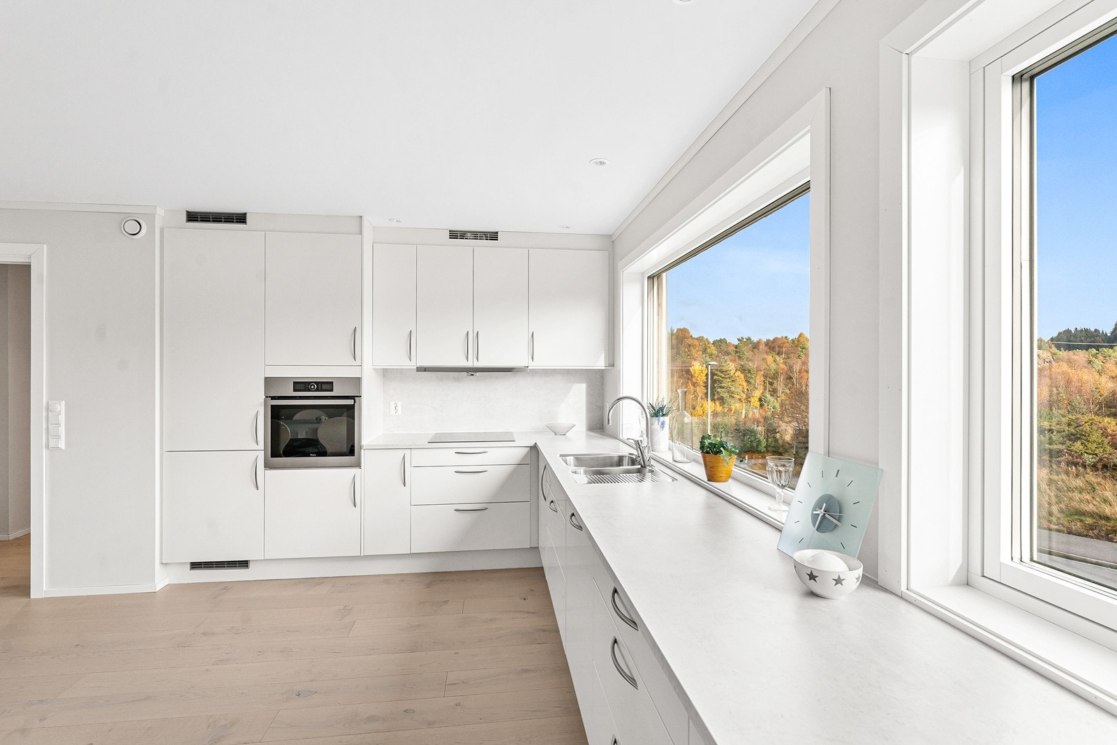 Kjøkkenet har god arbeidsplass foran de store vinduene med gode lysforhold. Galleribilde