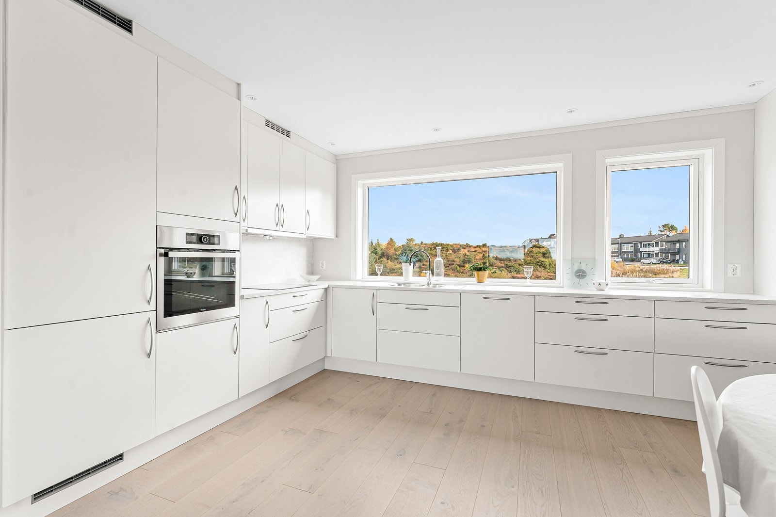 Kjøkkenet har god skap og benkeplass og integrerte hvitevarer. Galleribilde