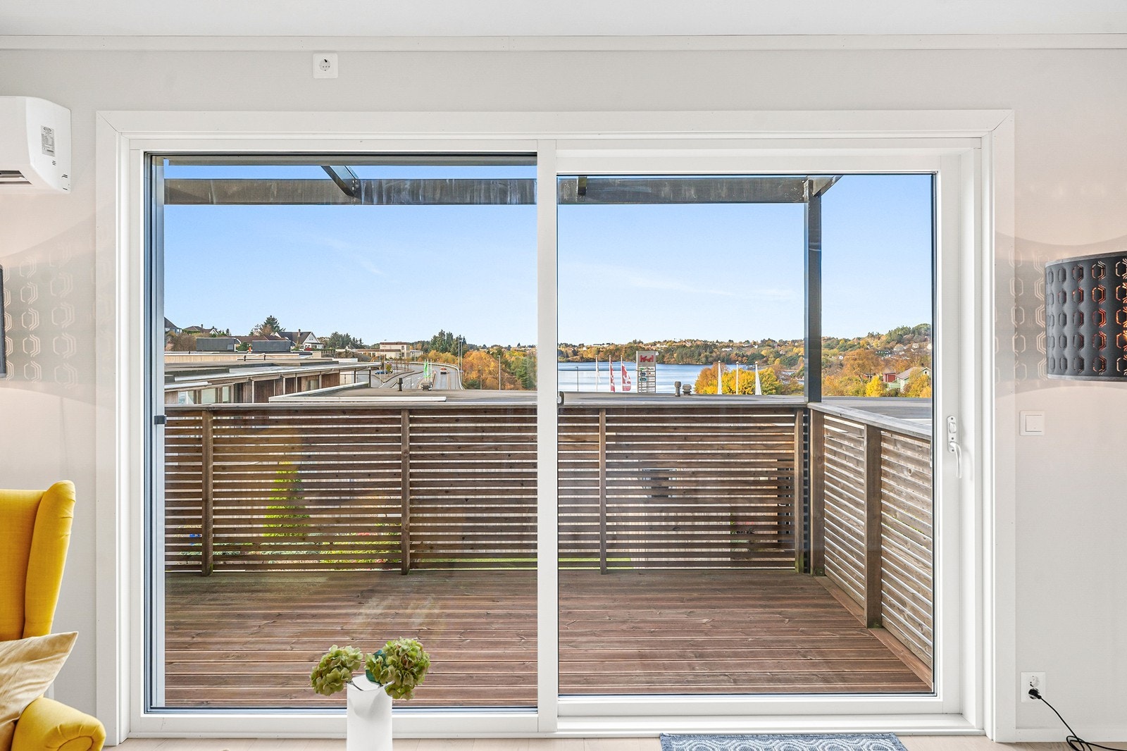 Romslig og fin balkong med flott utsikt mot Storavatnet. Galleribilde