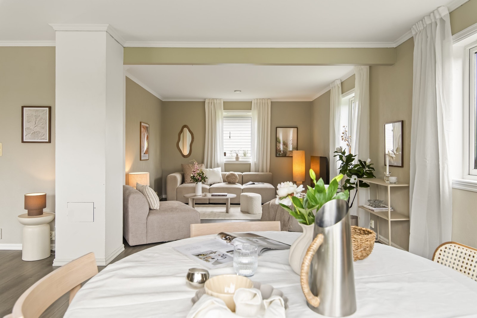 Boligen er innredet med stor hall, vaskerom, toalettrom, delikat flislagt bad, 3 soverom, loftstue, smakfullt og stort kjøkken og stor, lys stue/spisestue Galleribilde