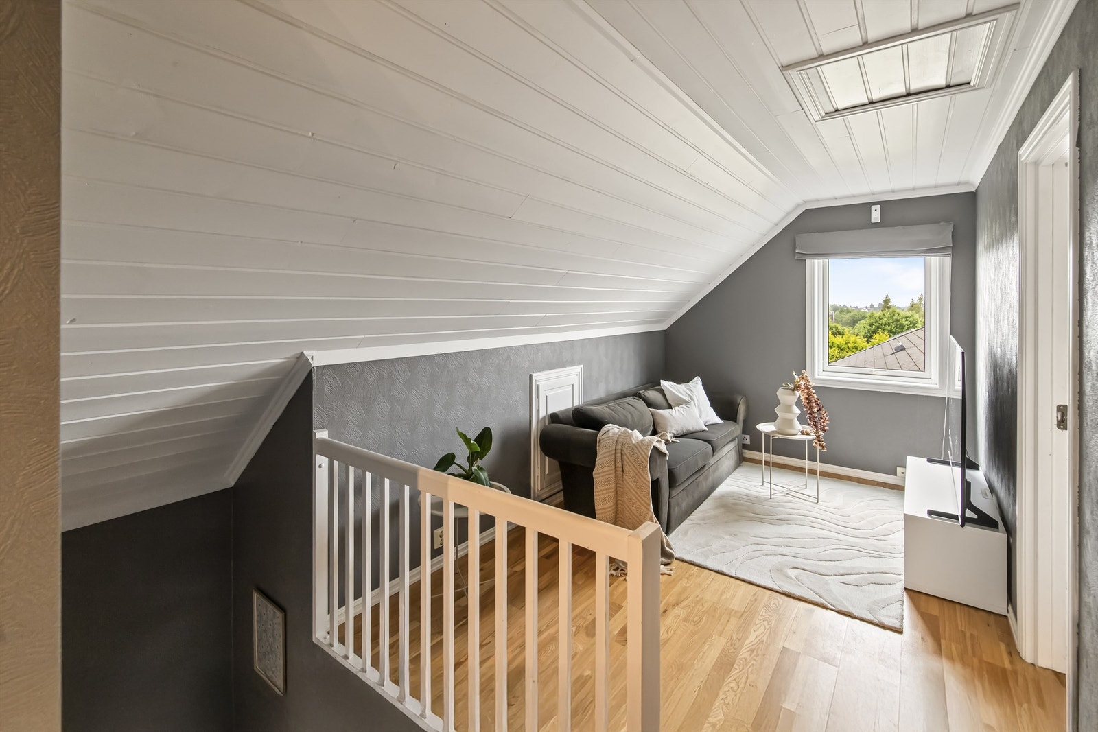 Når man ankommer 2.etasje har man en praktisk loftstue - et flott ungdomsareal! Galleribilde