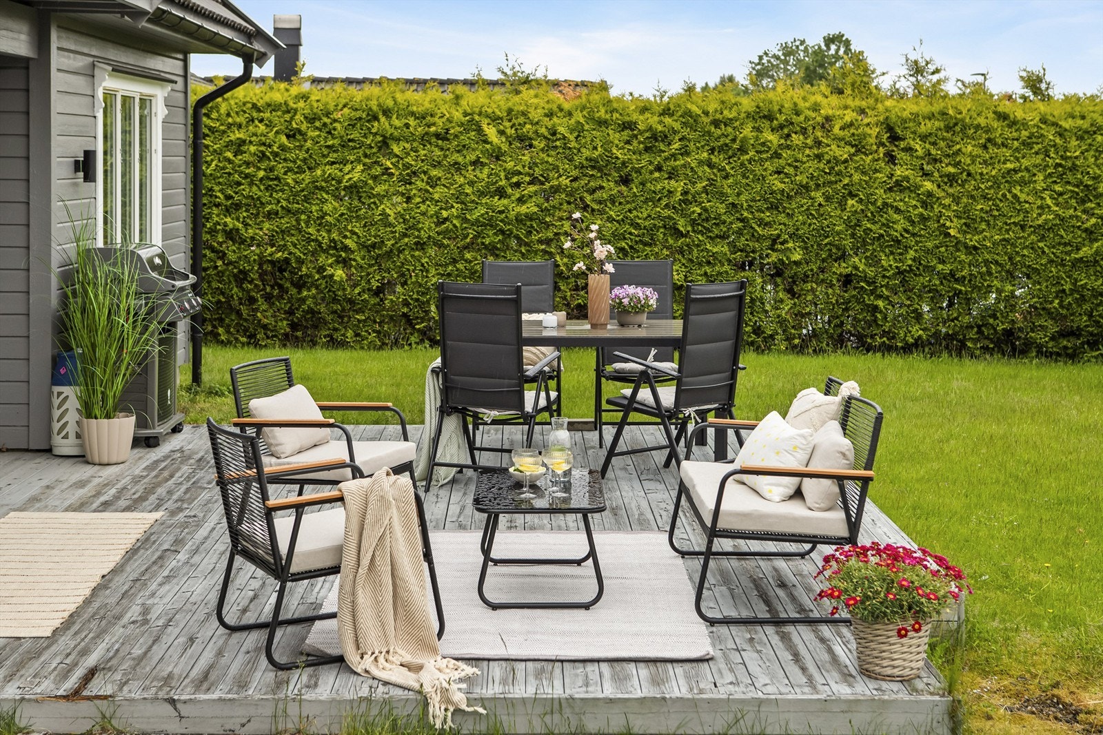 Solrik, vestvendt terrasse og hage Galleribilde
