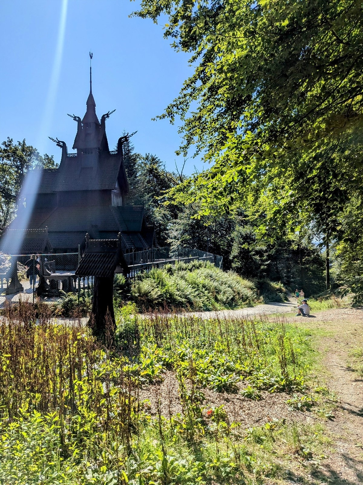 Fra eiendommen er det tursti frem til Fantoft Stavkirke. Galleribilde