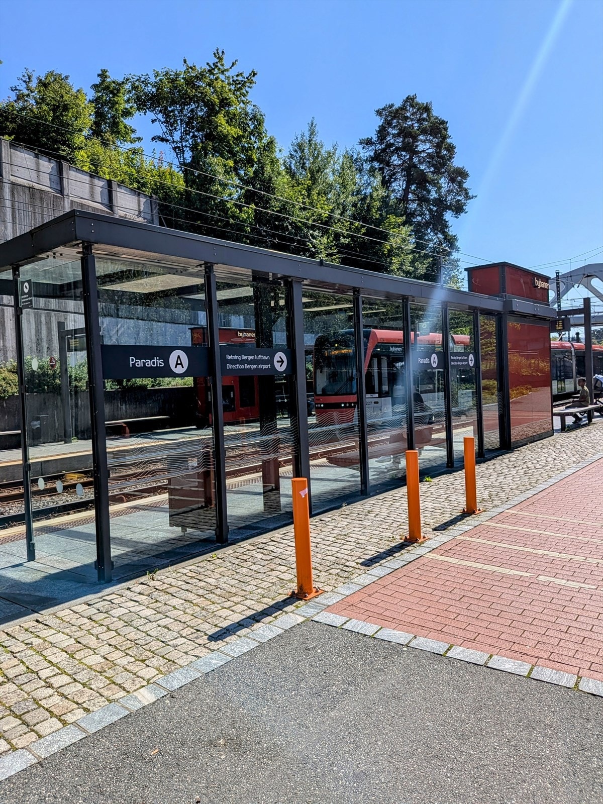 Det er knappe 7min gange til bybanestoppet på Paradis. Galleribilde